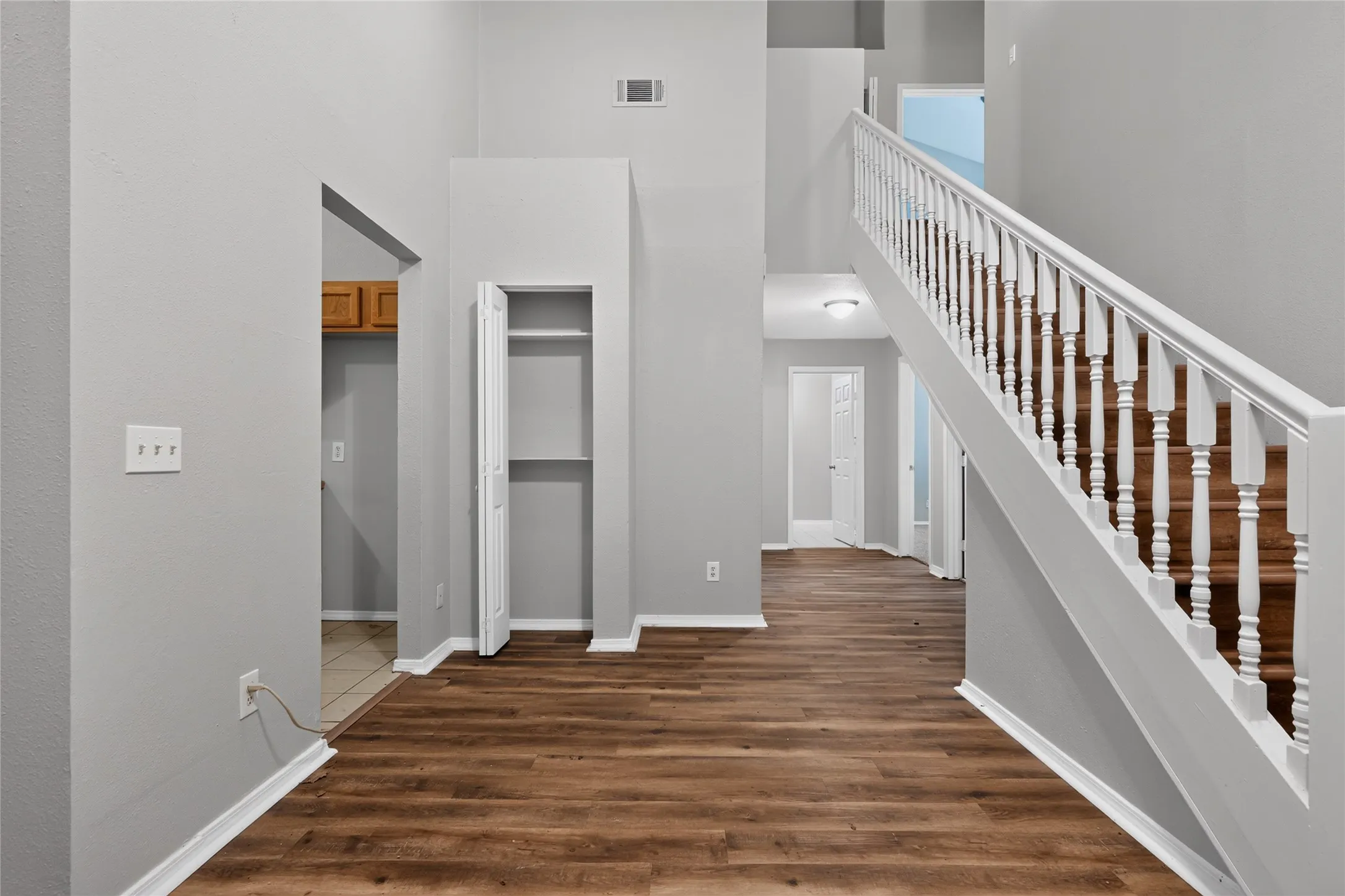 Single Family Residence For Sale in Dallas County , 226 Cliff Heights Circle, Dallas, Texas 75241, 5 Bedroom, 2 Bathroom, 2 Garage spaces, 1,543 Sqft, built in 2006, mls#21322148, Real Estate Agent in Dallas, Homes For Sale in Dallas county, Homes For Sale in Dallas, Realtor in Dallas Texas, Real Estate Brokerage Independent Realty Texas, Luminita Cordes Realtor