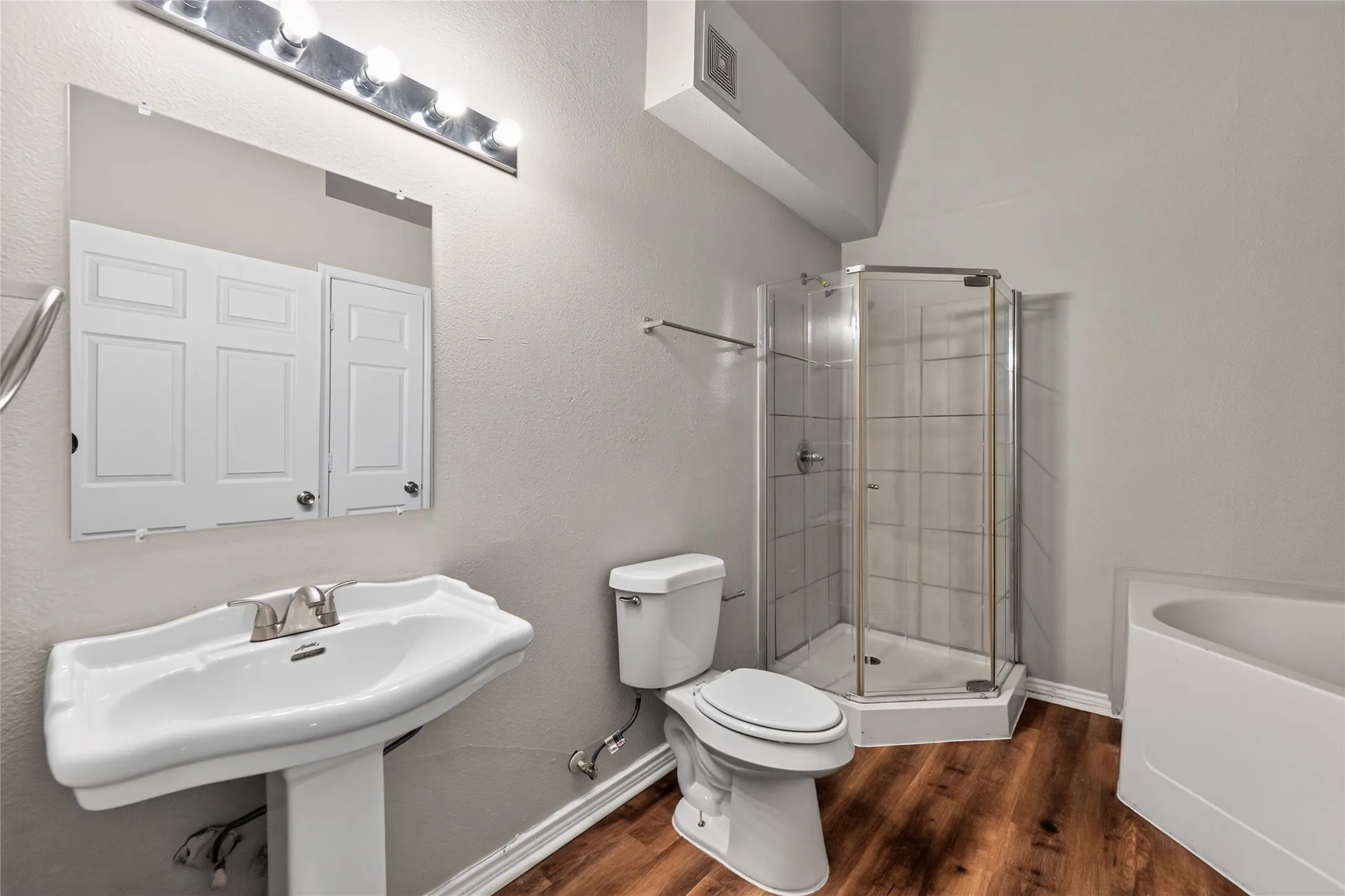Single Family Residence For Sale in Dallas County , 226 Cliff Heights Circle, Dallas, Texas 75241, 5 Bedroom, 2 Bathroom, 2 Garage spaces, 1,543 Sqft, built in 2006, mls#21322148, Real Estate Agent in Dallas, Homes For Sale in Dallas county, Homes For Sale in Dallas, Realtor in Dallas Texas, Real Estate Brokerage Independent Realty Texas, Luminita Cordes Realtor