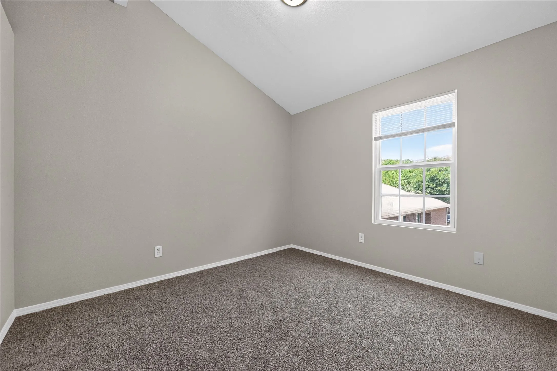 Single Family Residence For Sale in Dallas County , 226 Cliff Heights Circle, Dallas, Texas 75241, 5 Bedroom, 2 Bathroom, 2 Garage spaces, 1,543 Sqft, built in 2006, mls#21322148, Real Estate Agent in Dallas, Homes For Sale in Dallas county, Homes For Sale in Dallas, Realtor in Dallas Texas, Real Estate Brokerage Independent Realty Texas, Luminita Cordes Realtor