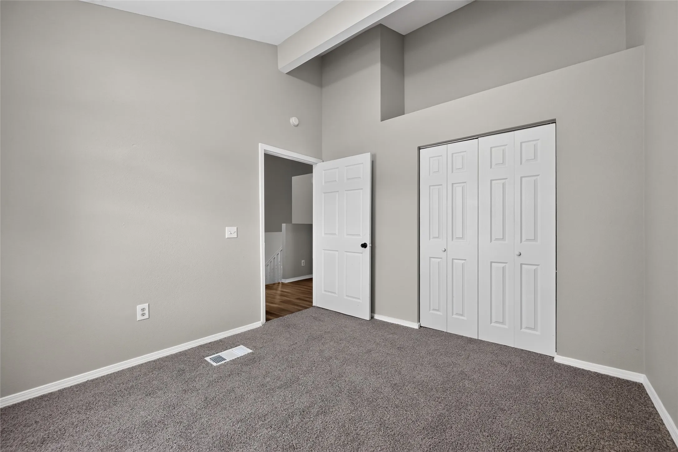 Single Family Residence For Sale in Dallas County , 226 Cliff Heights Circle, Dallas, Texas 75241, 5 Bedroom, 2 Bathroom, 2 Garage spaces, 1,543 Sqft, built in 2006, mls#21322148, Real Estate Agent in Dallas, Homes For Sale in Dallas county, Homes For Sale in Dallas, Realtor in Dallas Texas, Real Estate Brokerage Independent Realty Texas, Luminita Cordes Realtor