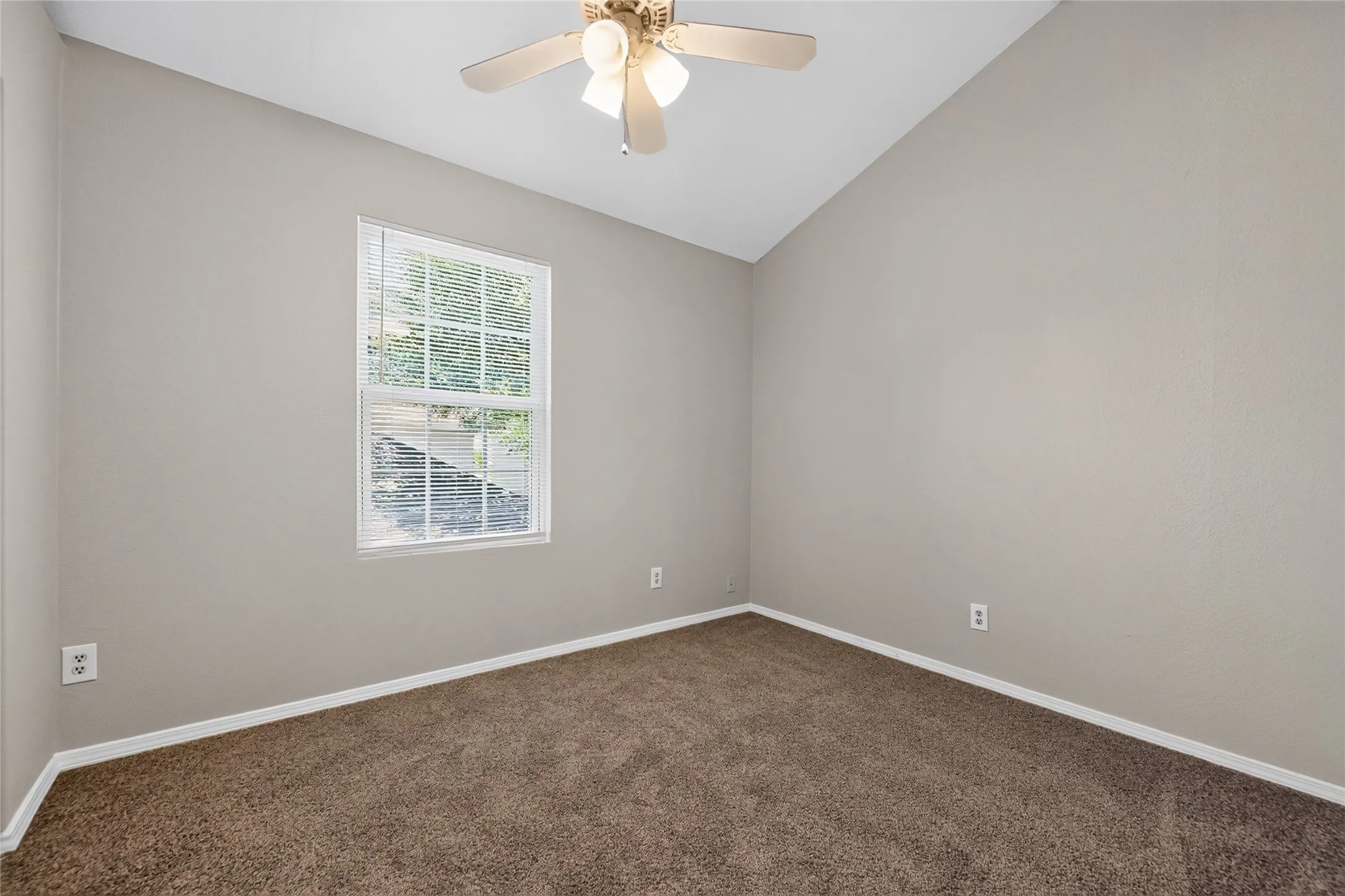 Single Family Residence For Sale in Dallas County , 226 Cliff Heights Circle, Dallas, Texas 75241, 5 Bedroom, 2 Bathroom, 2 Garage spaces, 1,543 Sqft, built in 2006, mls#21322148, Real Estate Agent in Dallas, Homes For Sale in Dallas county, Homes For Sale in Dallas, Realtor in Dallas Texas, Real Estate Brokerage Independent Realty Texas, Luminita Cordes Realtor