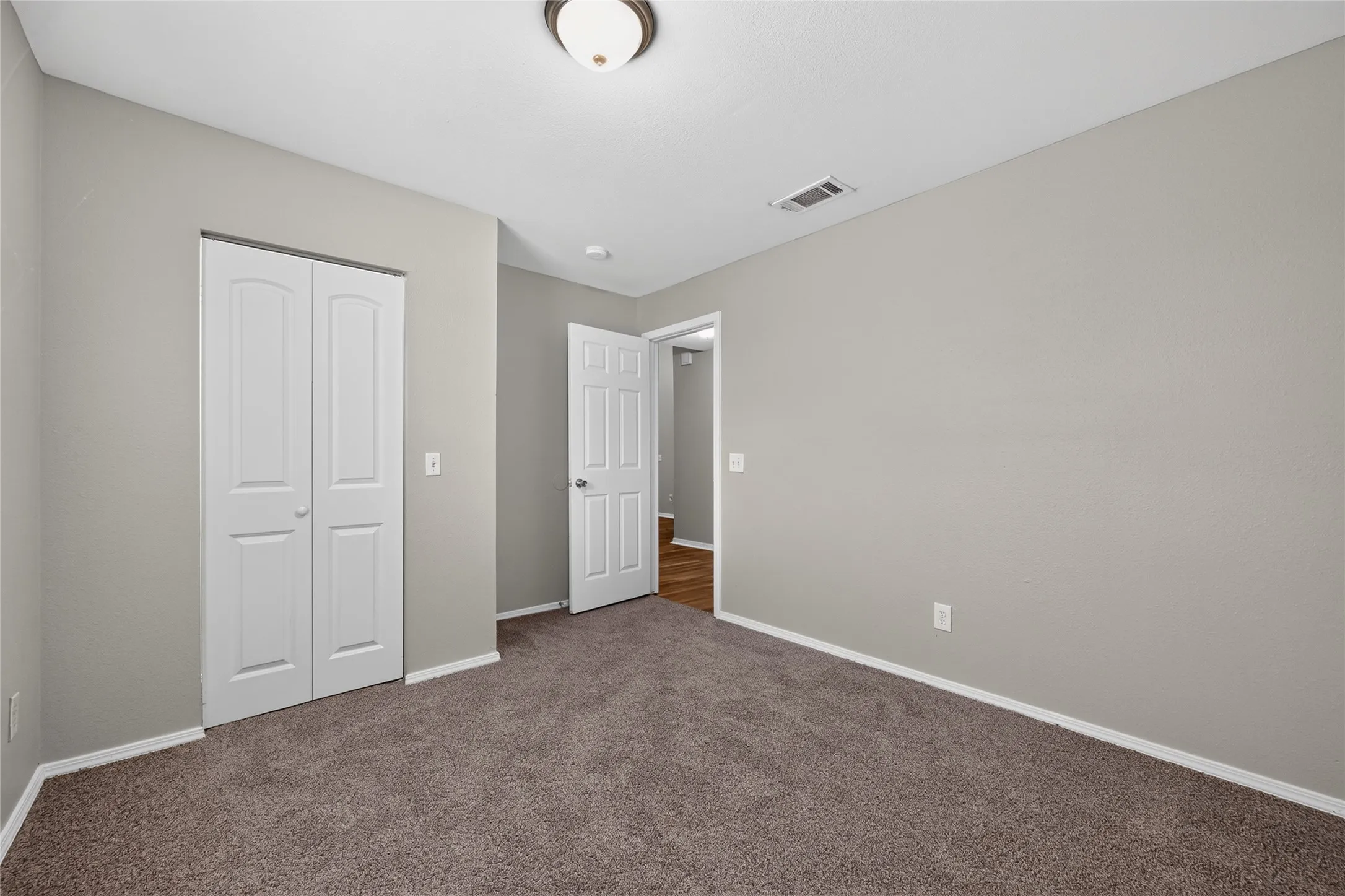 Single Family Residence For Sale in Dallas County , 226 Cliff Heights Circle, Dallas, Texas 75241, 5 Bedroom, 2 Bathroom, 2 Garage spaces, 1,543 Sqft, built in 2006, mls#21322148, Real Estate Agent in Dallas, Homes For Sale in Dallas county, Homes For Sale in Dallas, Realtor in Dallas Texas, Real Estate Brokerage Independent Realty Texas, Luminita Cordes Realtor