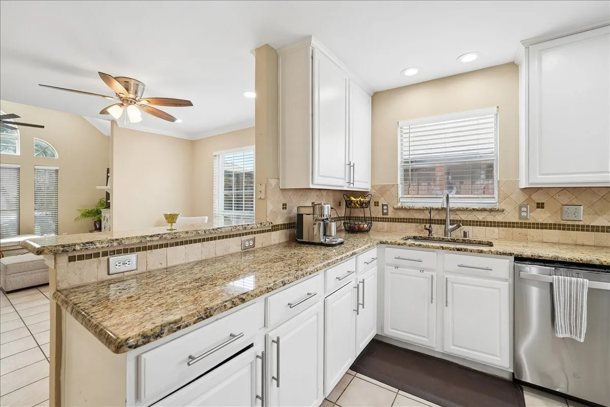 Single Family Residence For Rent in Denton County , 3173 Riverside Drive, Carrollton, Texas 75007, 3 Bedroom, 3 Bathroom, 2 Garage spaces, 1,536 Sqft, built in 1995, mls#21320082, Real Estate Agent in Carrollton, Homes For Rent in Denton county, Homes For Rent in Carrollton, Realtor in Carrollton Texas, Real Estate Brokerage Independent Realty Texas, Luminita Cordes Realtor