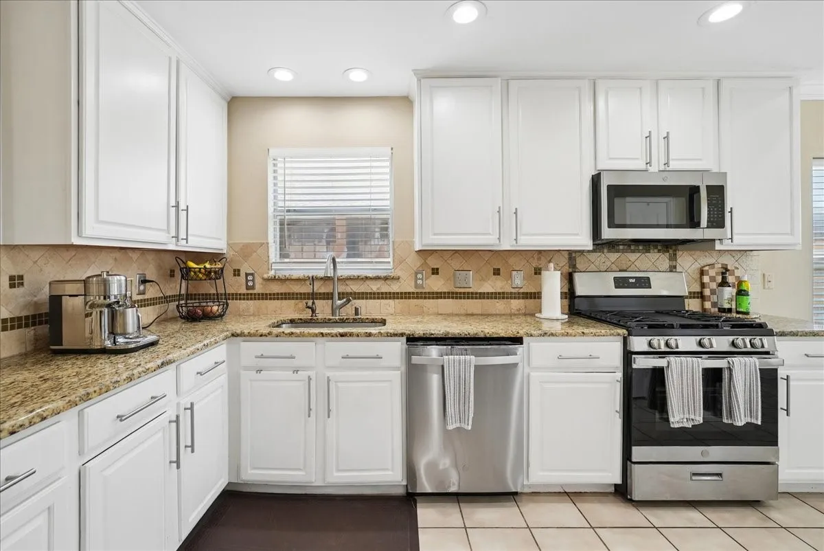 Single Family Residence For Rent in Denton County , 3173 Riverside Drive, Carrollton, Texas 75007, 3 Bedroom, 3 Bathroom, 2 Garage spaces, 1,536 Sqft, built in 1995, mls#21320082, Real Estate Agent in Carrollton, Homes For Rent in Denton county, Homes For Rent in Carrollton, Realtor in Carrollton Texas, Real Estate Brokerage Independent Realty Texas, Luminita Cordes Realtor