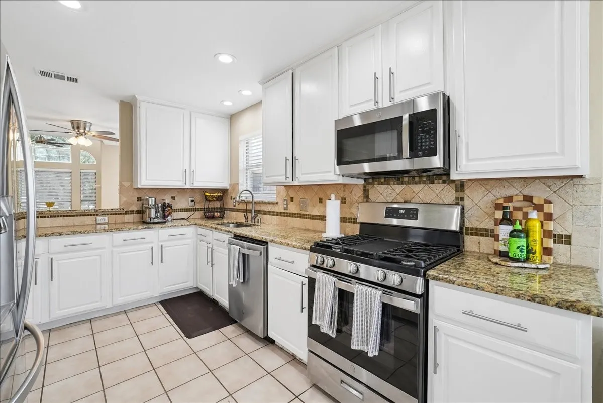 Single Family Residence For Rent in Denton County , 3173 Riverside Drive, Carrollton, Texas 75007, 3 Bedroom, 3 Bathroom, 2 Garage spaces, 1,536 Sqft, built in 1995, mls#21320082, Real Estate Agent in Carrollton, Homes For Rent in Denton county, Homes For Rent in Carrollton, Realtor in Carrollton Texas, Real Estate Brokerage Independent Realty Texas, Luminita Cordes Realtor