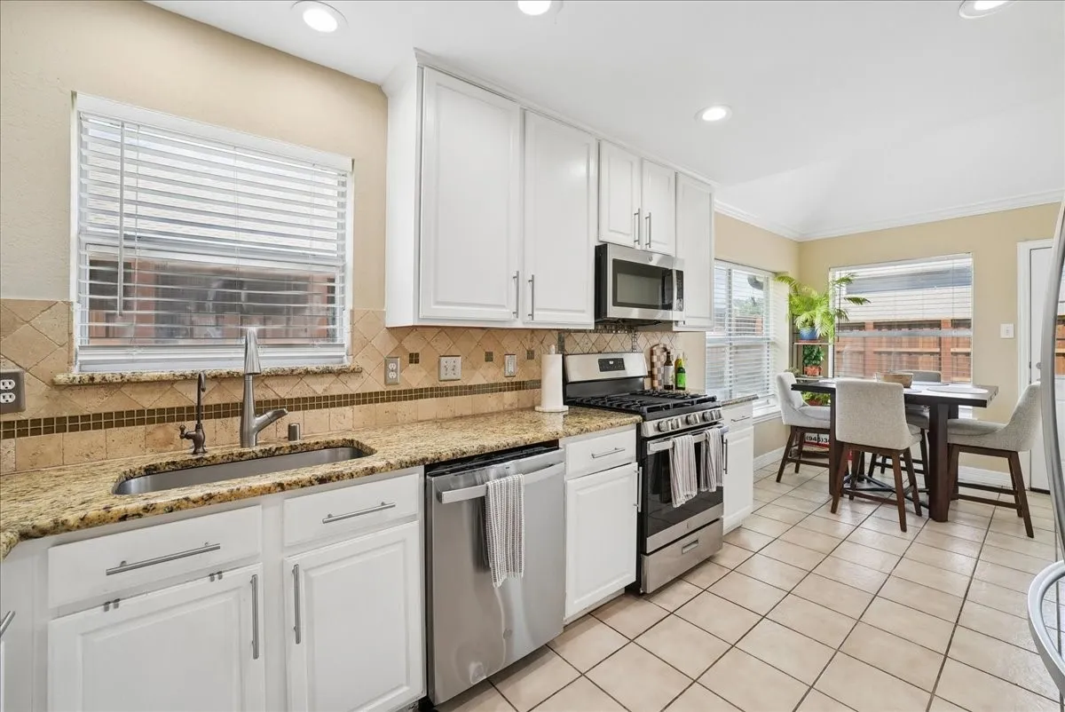 Single Family Residence For Rent in Denton County , 3173 Riverside Drive, Carrollton, Texas 75007, 3 Bedroom, 3 Bathroom, 2 Garage spaces, 1,536 Sqft, built in 1995, mls#21320082, Real Estate Agent in Carrollton, Homes For Rent in Denton county, Homes For Rent in Carrollton, Realtor in Carrollton Texas, Real Estate Brokerage Independent Realty Texas, Luminita Cordes Realtor