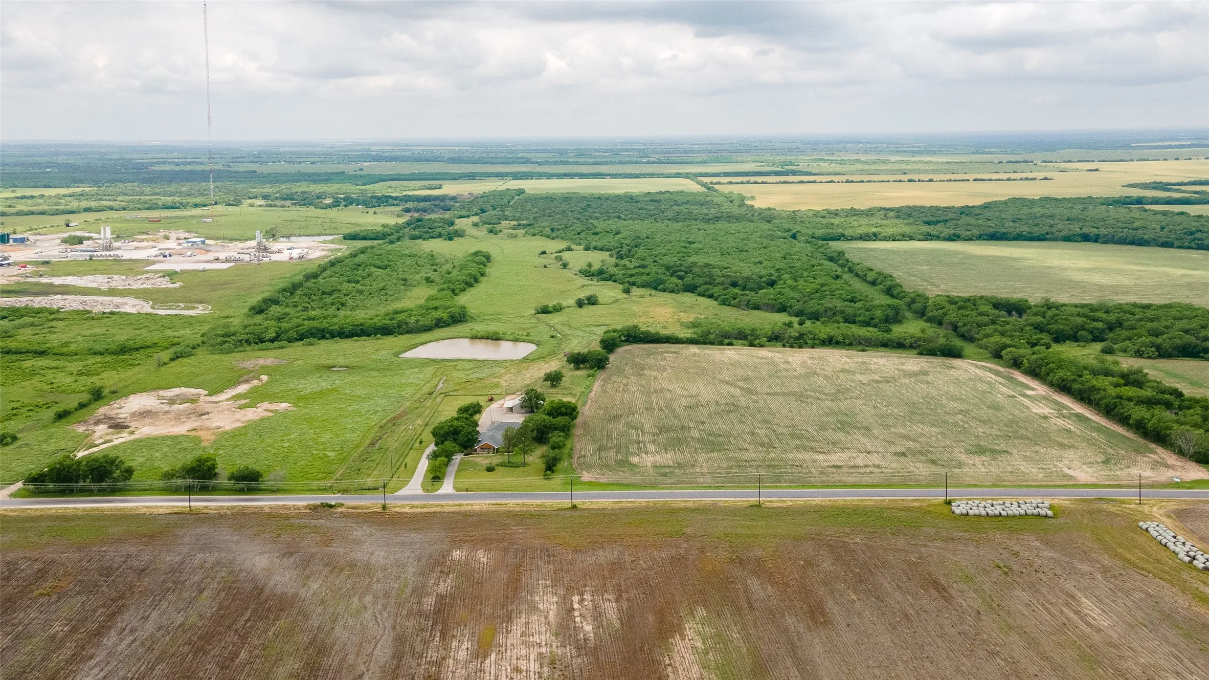 Single Family Residence For Sale in Grayson County , 1273 Wall St Road, Gunter, Texas 75058, 3 Bedroom, 2 Bathroom, 2 Garage spaces, 2,179 Sqft, built in 1998, Price $1,250,000, mls#21323265, Real Estate Agent in Gunter, Homes For Sale in Grayson county, Homes For Sale in Gunter, Realtor in Gunter Texas, Real Estate Brokerage Independent Realty Texas, Luminita Cordes Realtor
