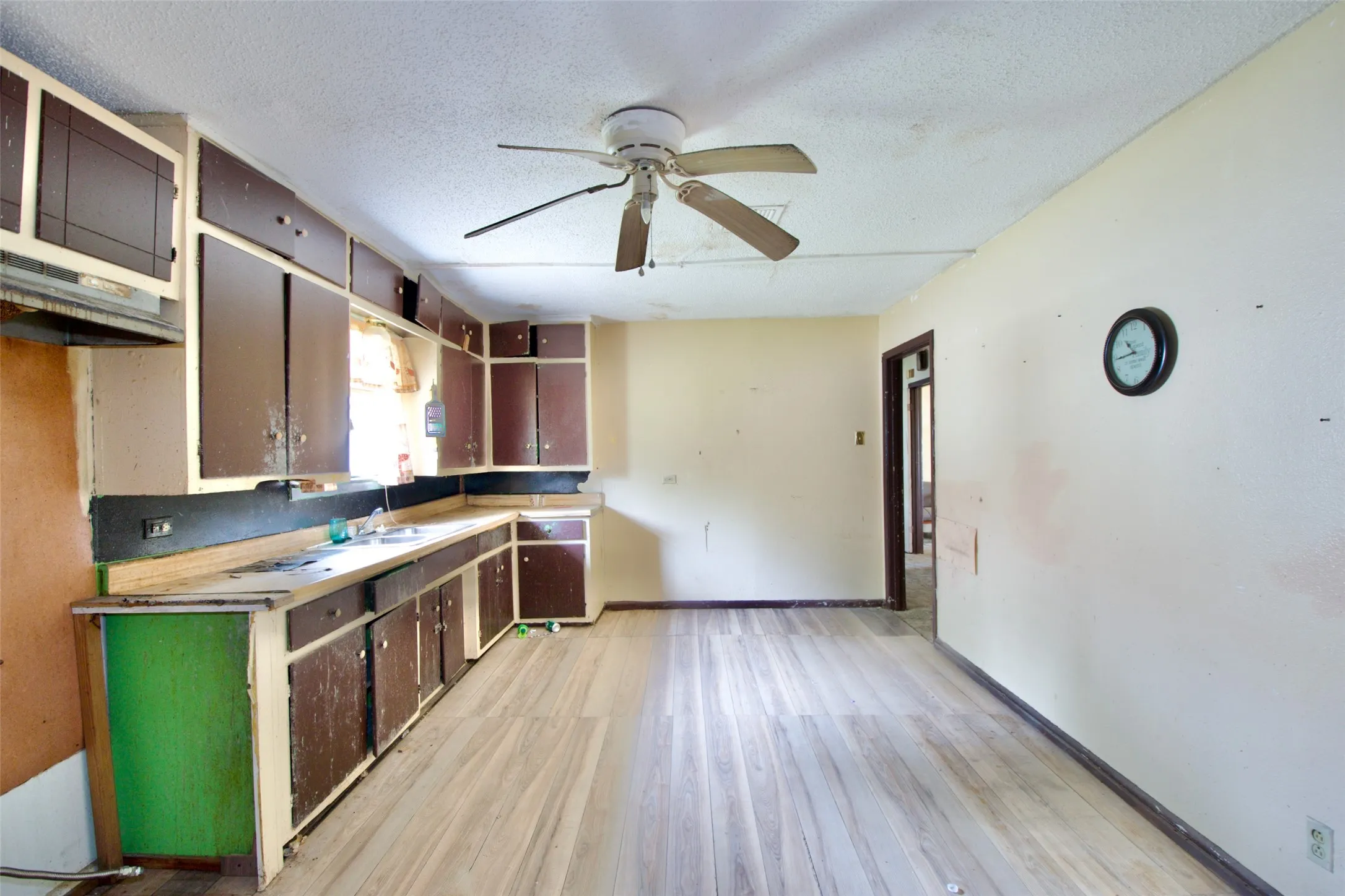 Single Family Residence For Sale in Mc Lennan County , 600 Hatton Street, Waco, Texas 76704, 3 Bedrooms, 1 Bathroom, Garage spaces, 1,484 Sqft, built in 1957, Price $84,999, mls#21320780, Real Estate Agent in Waco, Homes For Sale in Mc Lennan county, Homes For Sale in Waco, Realtor in Waco Texas, Real Estate Brokerage Independent Realty Texas, Luminita Cordes Realtor