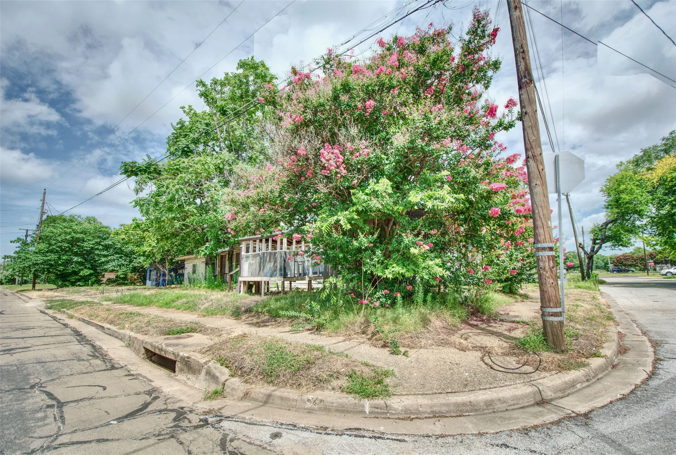 Single Family Residence For Sale in Mc Lennan County , 600 Hatton Street, Waco, Texas 76704, 3 Bedrooms, 1 Bathroom, Garage spaces, 1,484 Sqft, built in 1957, Price $84,999, mls#21320780, Real Estate Agent in Waco, Homes For Sale in Mc Lennan county, Homes For Sale in Waco, Realtor in Waco Texas, Real Estate Brokerage Independent Realty Texas, Luminita Cordes Realtor