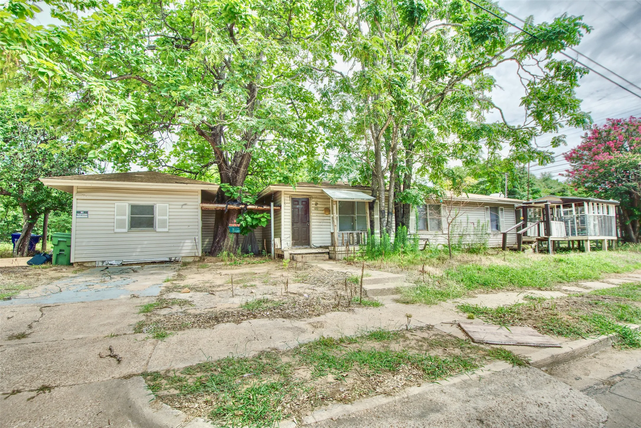 Single Family Residence For Sale in Mc Lennan County , 600 Hatton Street, Waco, Texas 76704, 3 Bedrooms, 1 Bathroom, Garage spaces, 1,484 Sqft, built in 1957, Price $84,999, mls#21320780, Real Estate Agent in Waco, Homes For Sale in Mc Lennan county, Homes For Sale in Waco, Realtor in Waco Texas, Real Estate Brokerage Independent Realty Texas, Luminita Cordes Realtor
