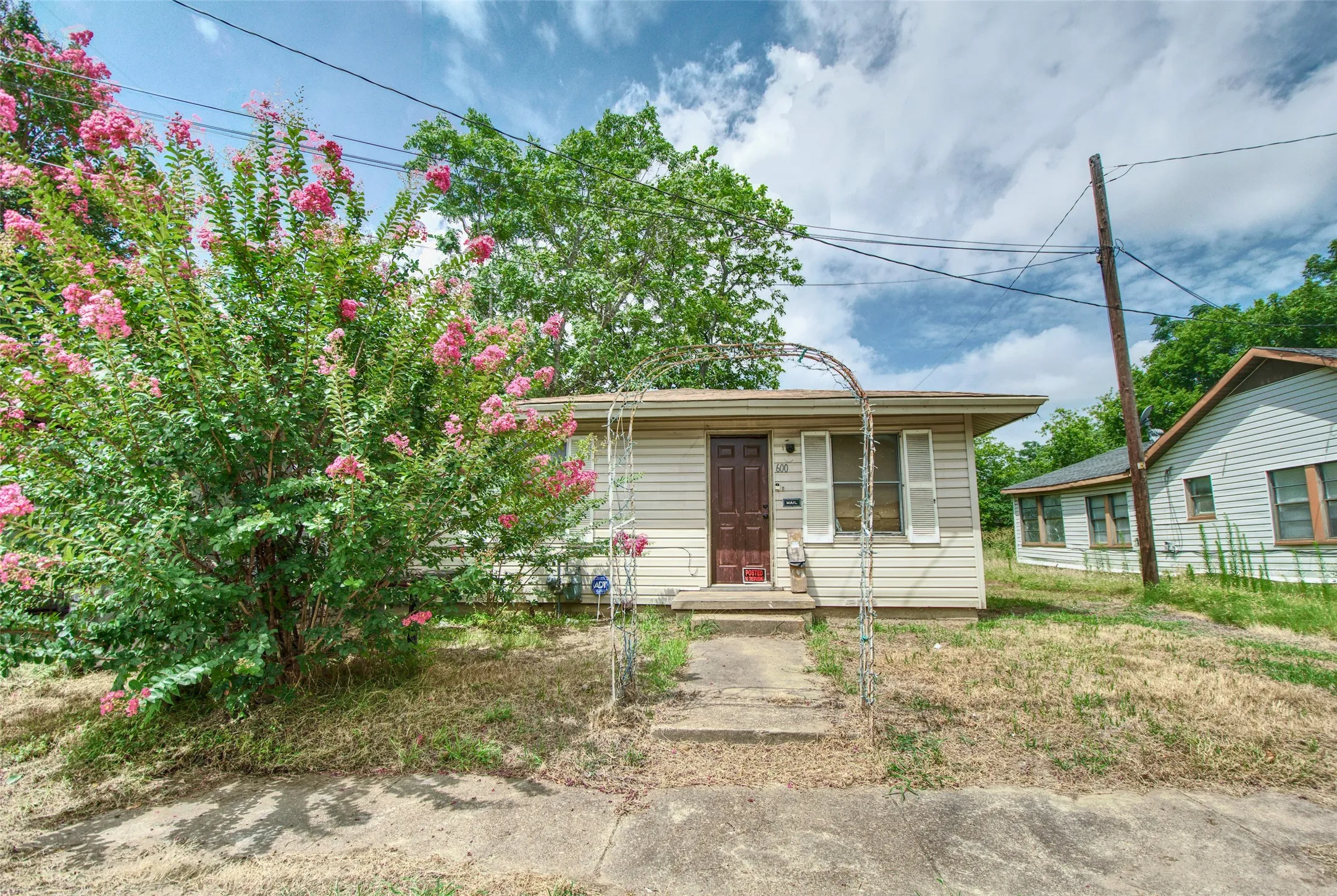 Single Family Residence For Sale in Mc Lennan County , 600 Hatton Street, Waco, Texas 76704, 3 Bedrooms, 1 Bathroom, Garage spaces, 1,484 Sqft, built in 1957, Price $84,999, mls#21320780, Real Estate Agent in Waco, Homes For Sale in Mc Lennan county, Homes For Sale in Waco, Realtor in Waco Texas, Real Estate Brokerage Independent Realty Texas, Luminita Cordes Realtor