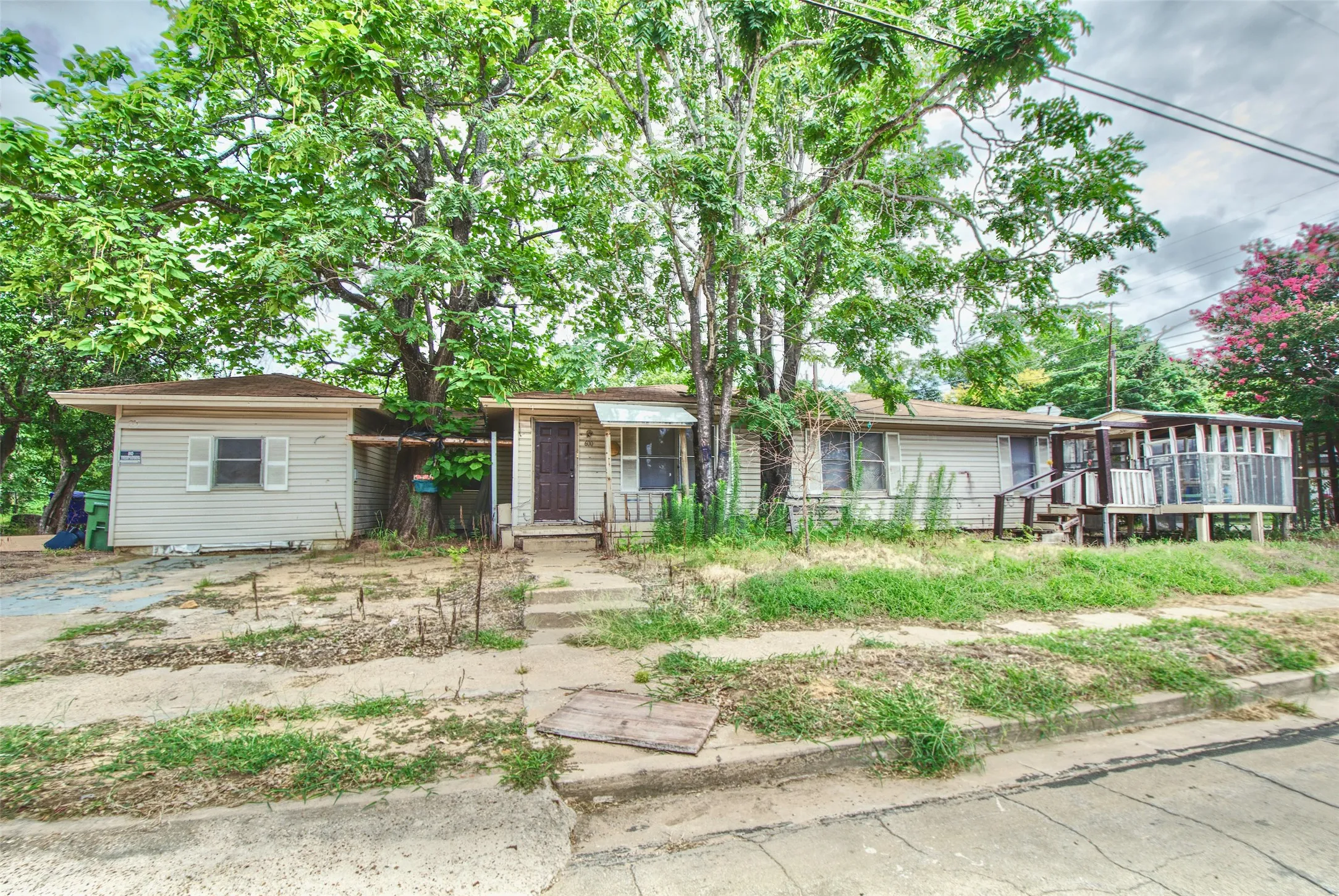 Single Family Residence For Sale in Mc Lennan County , 600 Hatton Street, Waco, Texas 76704, 3 Bedrooms, 1 Bathroom, Garage spaces, 1,484 Sqft, built in 1957, Price $84,999, mls#21320780, Real Estate Agent in Waco, Homes For Sale in Mc Lennan county, Homes For Sale in Waco, Realtor in Waco Texas, Real Estate Brokerage Independent Realty Texas, Luminita Cordes Realtor