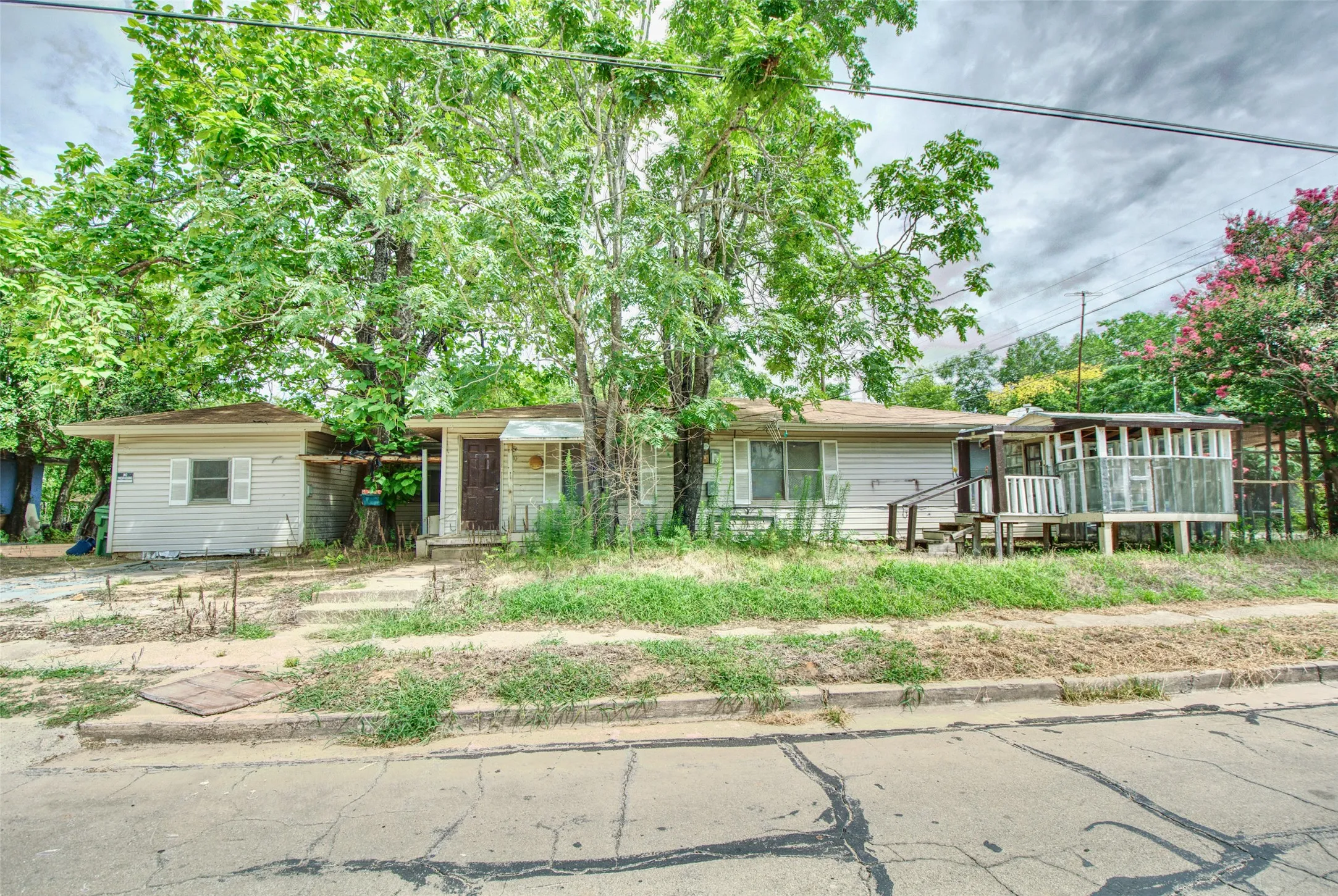Single Family Residence For Sale in Mc Lennan County , 600 Hatton Street, Waco, Texas 76704, 3 Bedrooms, 1 Bathroom, Garage spaces, 1,484 Sqft, built in 1957, Price $84,999, mls#21320780, Real Estate Agent in Waco, Homes For Sale in Mc Lennan county, Homes For Sale in Waco, Realtor in Waco Texas, Real Estate Brokerage Independent Realty Texas, Luminita Cordes Realtor