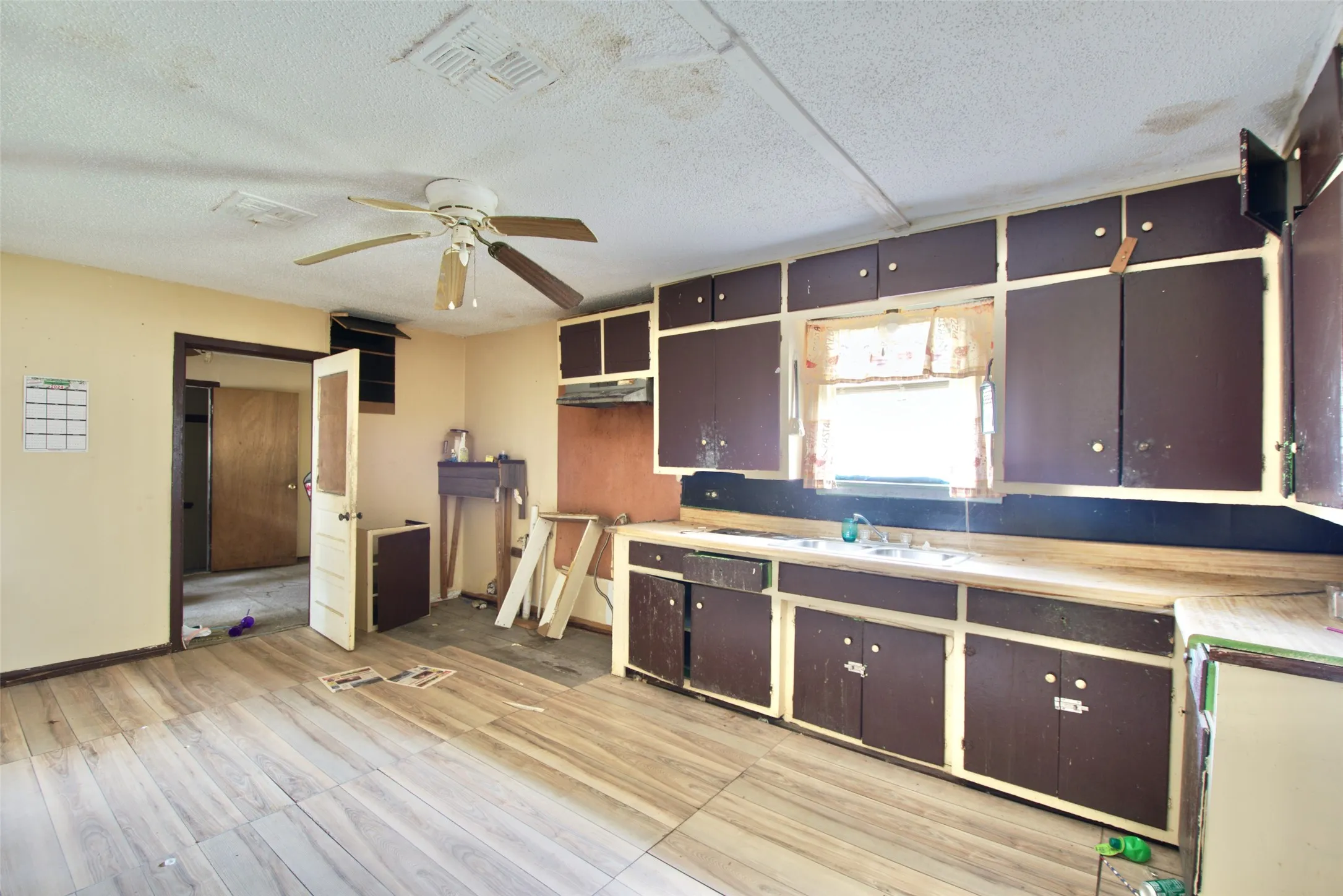 Single Family Residence For Sale in Mc Lennan County , 600 Hatton Street, Waco, Texas 76704, 3 Bedrooms, 1 Bathroom, Garage spaces, 1,484 Sqft, built in 1957, Price $84,999, mls#21320780, Real Estate Agent in Waco, Homes For Sale in Mc Lennan county, Homes For Sale in Waco, Realtor in Waco Texas, Real Estate Brokerage Independent Realty Texas, Luminita Cordes Realtor