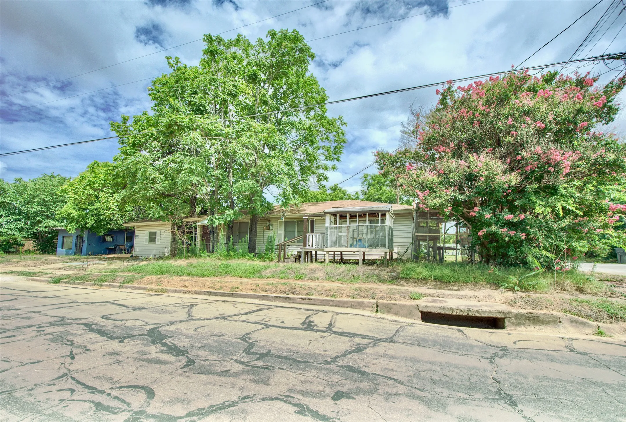 Single Family Residence For Sale in Mc Lennan County , 600 Hatton Street, Waco, Texas 76704, 3 Bedrooms, 1 Bathroom, Garage spaces, 1,484 Sqft, built in 1957, Price $84,999, mls#21320780, Real Estate Agent in Waco, Homes For Sale in Mc Lennan county, Homes For Sale in Waco, Realtor in Waco Texas, Real Estate Brokerage Independent Realty Texas, Luminita Cordes Realtor