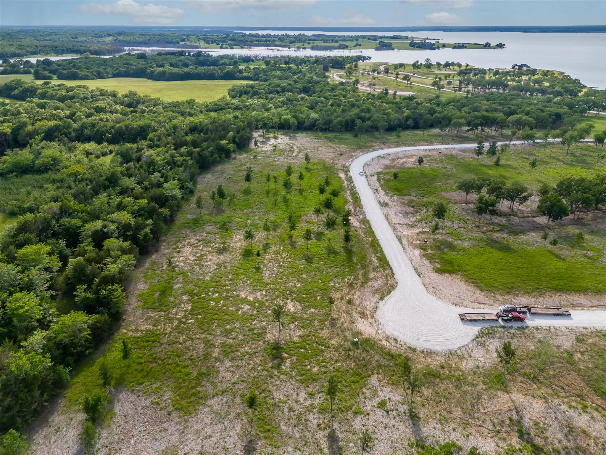 Aerial view and proximity to lake