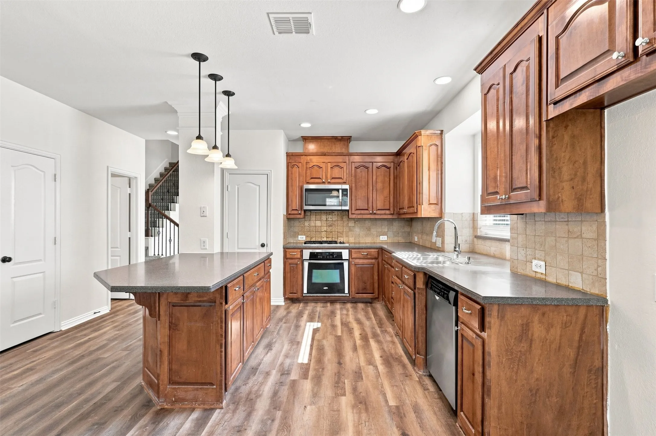Single Family Residence For Rent in Denton County , 3403 Oakleigh Lane, Frisco, Texas 75033, 5 Bedroom, 4 Bathroom, 2 Garage spaces, 2,980 Sqft, built in 2005, mls#21323972, Real Estate Agent in Frisco, Homes For Rent in Denton county, Homes For Rent in Frisco, Realtor in Frisco Texas, Real Estate Brokerage Independent Realty Texas, Luminita Cordes Realtor
