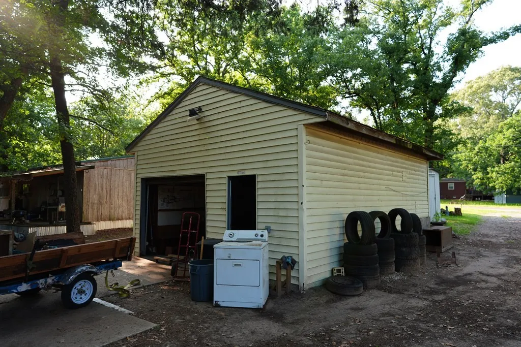 Single Family Residence For Sale in Van Zandt County , 124 W Cedar Lane, Murchison, Texas 75778, 1 Bedroom, 1 Bathroom, 2 Garage spaces, 1,056 Sqft, built in 1989, mls#21323995, Real Estate Agent in Murchison, Homes For Sale in Van Zandt county, Homes For Sale in Murchison, Realtor in Murchison Texas, Real Estate Brokerage Independent Realty Texas, Luminita Cordes Realtor