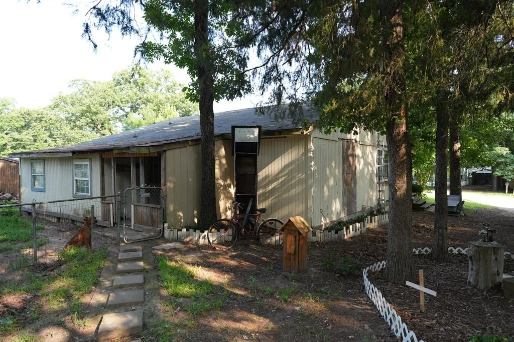 Single Family Residence For Sale in Van Zandt County , 124 W Cedar Lane, Murchison, Texas 75778, 1 Bedroom, 1 Bathroom, 2 Garage spaces, 1,056 Sqft, built in 1989, mls#21323995, Real Estate Agent in Murchison, Homes For Sale in Van Zandt county, Homes For Sale in Murchison, Realtor in Murchison Texas, Real Estate Brokerage Independent Realty Texas, Luminita Cordes Realtor