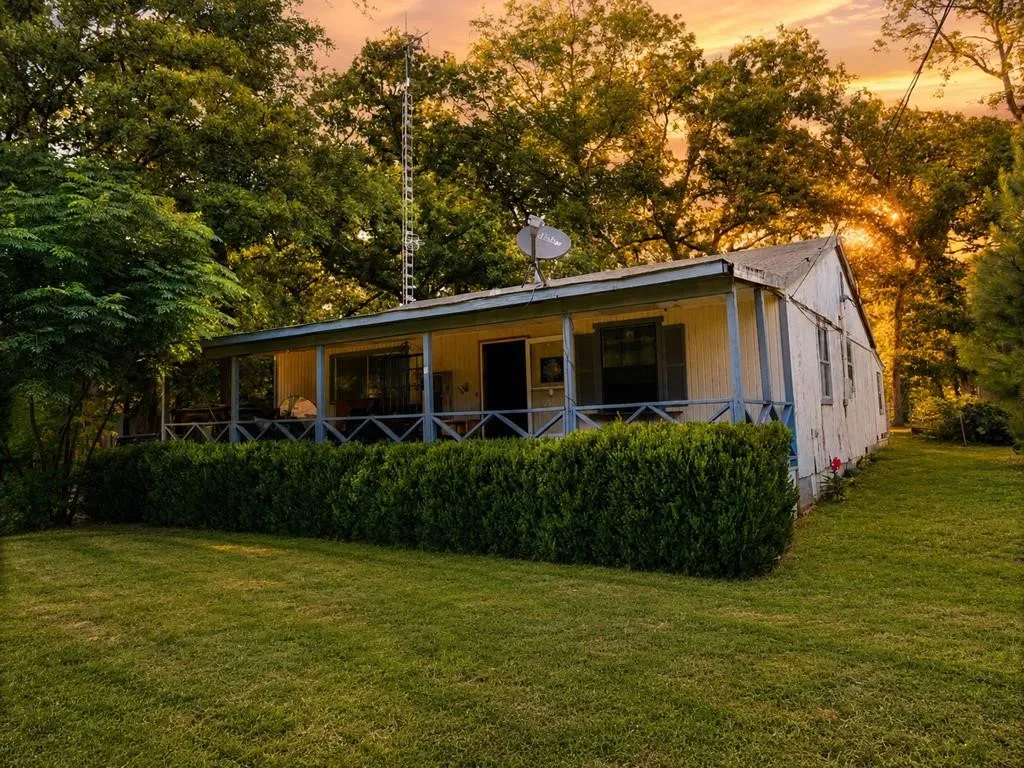 Single Family Residence For Sale in Van Zandt County , 124 W Cedar Lane, Murchison, Texas 75778, 1 Bedroom, 1 Bathroom, 2 Garage spaces, 1,056 Sqft, built in 1989, mls#21323995, Real Estate Agent in Murchison, Homes For Sale in Van Zandt county, Homes For Sale in Murchison, Realtor in Murchison Texas, Real Estate Brokerage Independent Realty Texas, Luminita Cordes Realtor