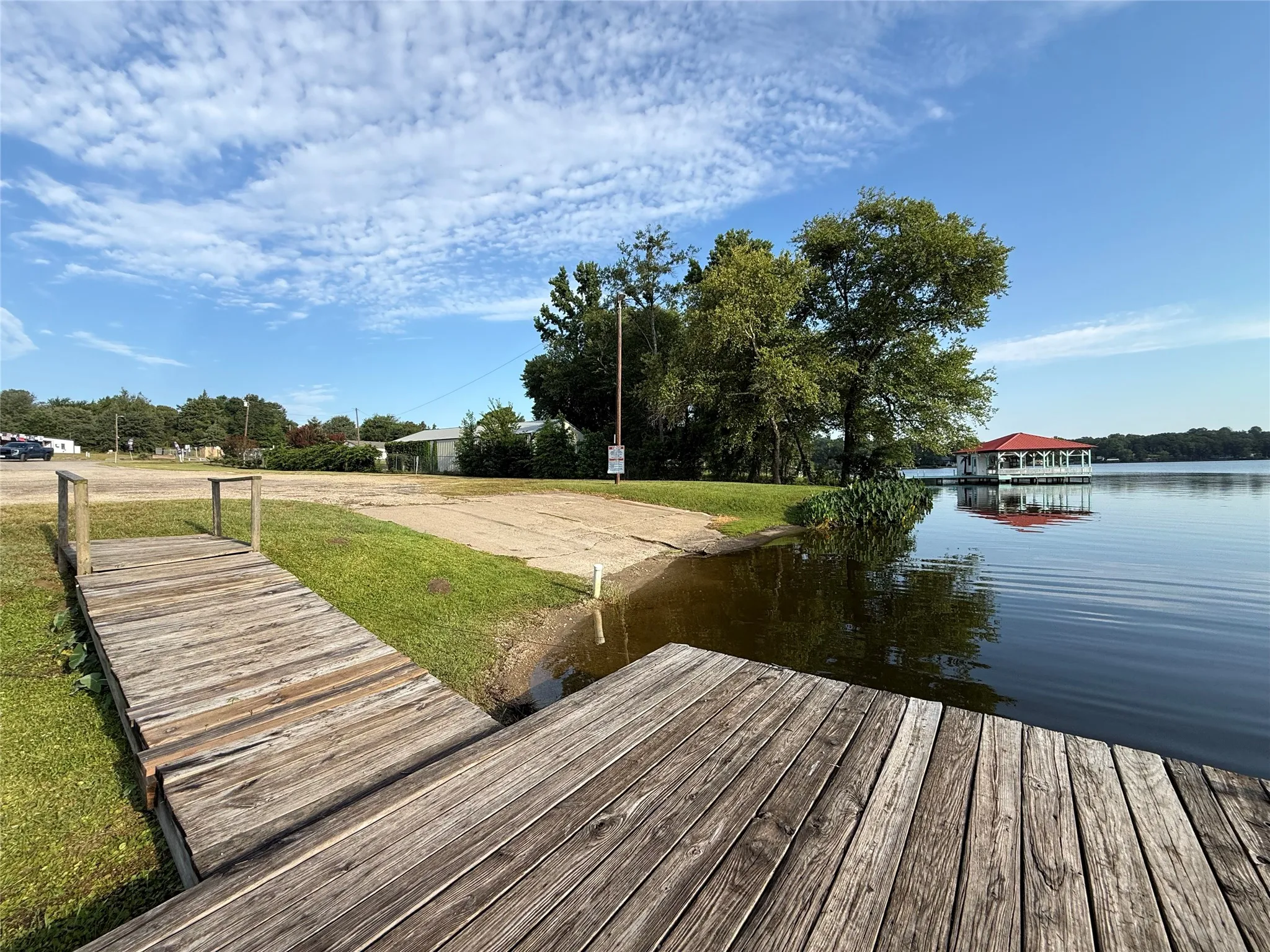 Single Family Residence For Sale in Van Zandt County , 124 W Cedar Lane, Murchison, Texas 75778, 1 Bedroom, 1 Bathroom, 2 Garage spaces, 1,056 Sqft, built in 1989, mls#21323995, Real Estate Agent in Murchison, Homes For Sale in Van Zandt county, Homes For Sale in Murchison, Realtor in Murchison Texas, Real Estate Brokerage Independent Realty Texas, Luminita Cordes Realtor