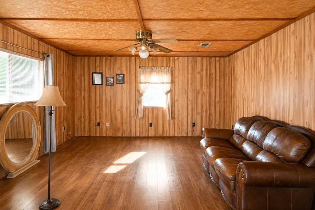 Single Family Residence For Sale in Van Zandt County , 124 W Cedar Lane, Murchison, Texas 75778, 1 Bedroom, 1 Bathroom, 2 Garage spaces, 1,056 Sqft, built in 1989, mls#21323995, Real Estate Agent in Murchison, Homes For Sale in Van Zandt county, Homes For Sale in Murchison, Realtor in Murchison Texas, Real Estate Brokerage Independent Realty Texas, Luminita Cordes Realtor