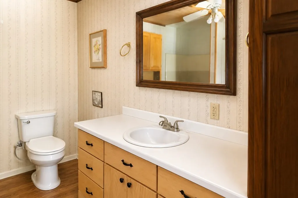 Single Family Residence For Sale in Van Zandt County , 124 W Cedar Lane, Murchison, Texas 75778, 1 Bedroom, 1 Bathroom, 2 Garage spaces, 1,056 Sqft, built in 1989, mls#21323995, Real Estate Agent in Murchison, Homes For Sale in Van Zandt county, Homes For Sale in Murchison, Realtor in Murchison Texas, Real Estate Brokerage Independent Realty Texas, Luminita Cordes Realtor