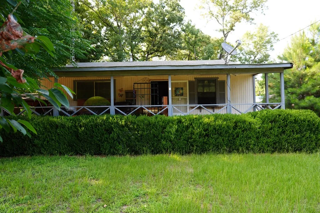 Single Family Residence For Sale in Van Zandt County , 124 W Cedar Lane, Murchison, Texas 75778, 1 Bedroom, 1 Bathroom, 2 Garage spaces, 1,056 Sqft, built in 1989, mls#21323995, Real Estate Agent in Murchison, Homes For Sale in Van Zandt county, Homes For Sale in Murchison, Realtor in Murchison Texas, Real Estate Brokerage Independent Realty Texas, Luminita Cordes Realtor