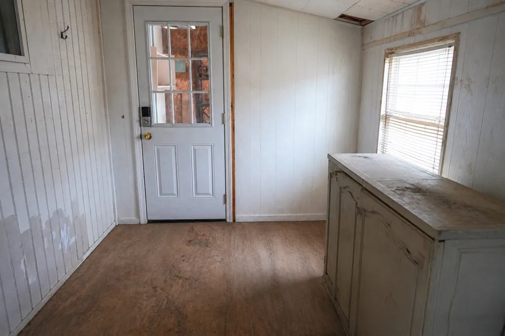 Single Family Residence For Sale in Van Zandt County , 124 W Cedar Lane, Murchison, Texas 75778, 1 Bedroom, 1 Bathroom, 2 Garage spaces, 1,056 Sqft, built in 1989, mls#21323995, Real Estate Agent in Murchison, Homes For Sale in Van Zandt county, Homes For Sale in Murchison, Realtor in Murchison Texas, Real Estate Brokerage Independent Realty Texas, Luminita Cordes Realtor