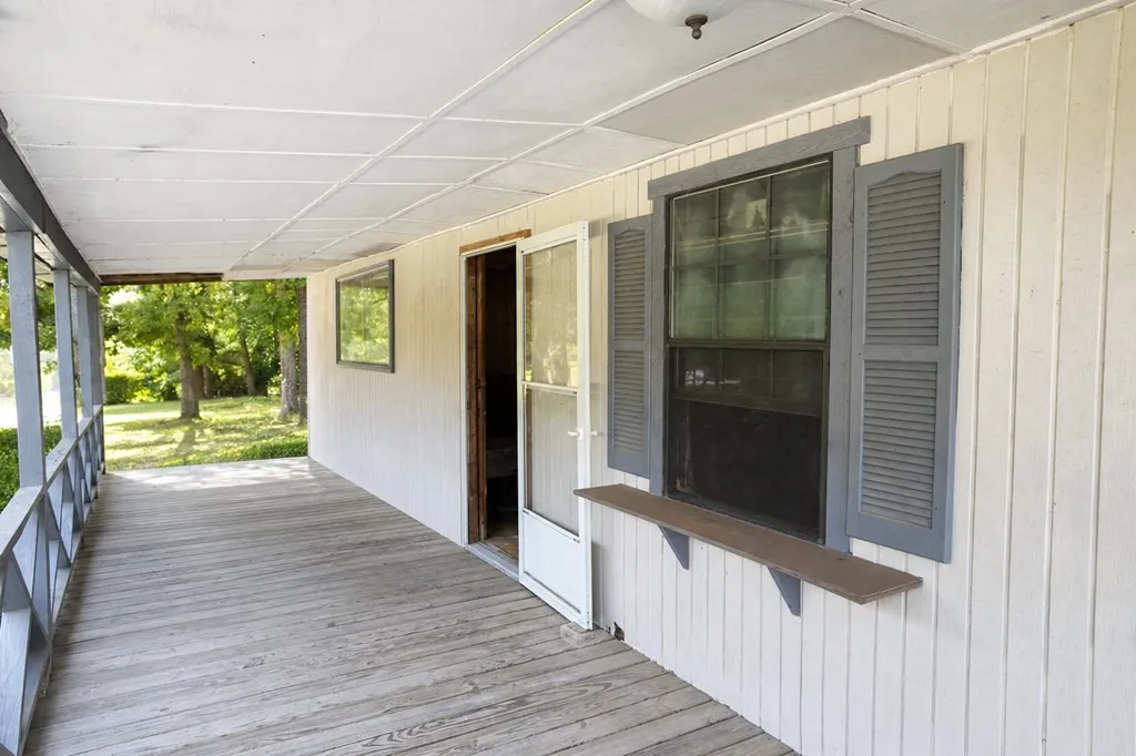 Single Family Residence For Sale in Van Zandt County , 124 W Cedar Lane, Murchison, Texas 75778, 1 Bedroom, 1 Bathroom, 2 Garage spaces, 1,056 Sqft, built in 1989, mls#21323995, Real Estate Agent in Murchison, Homes For Sale in Van Zandt county, Homes For Sale in Murchison, Realtor in Murchison Texas, Real Estate Brokerage Independent Realty Texas, Luminita Cordes Realtor