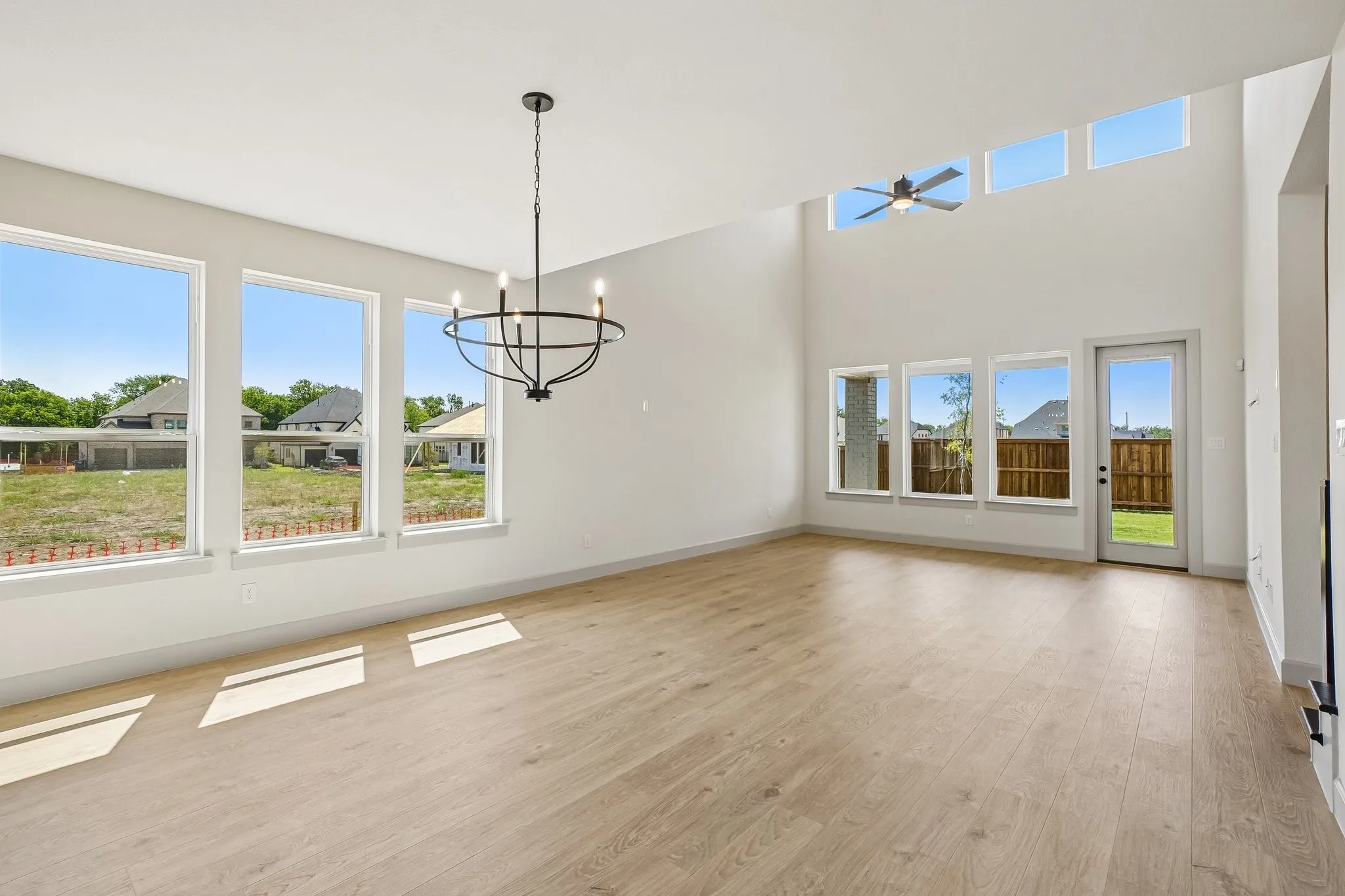 Whether it's lively dinner parties or cozy family gatherings, this dining room fits all occasions!