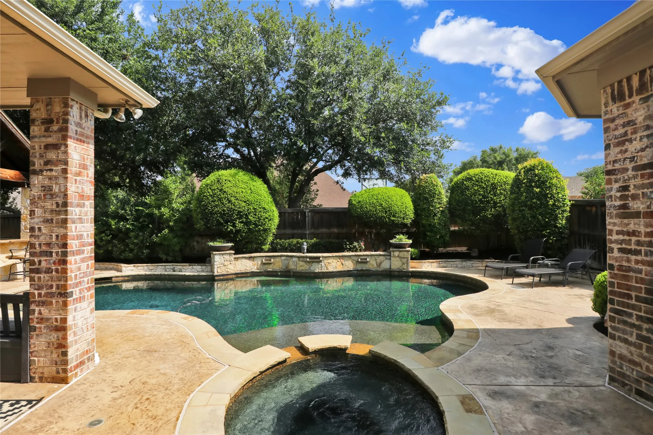 Pool with spa!