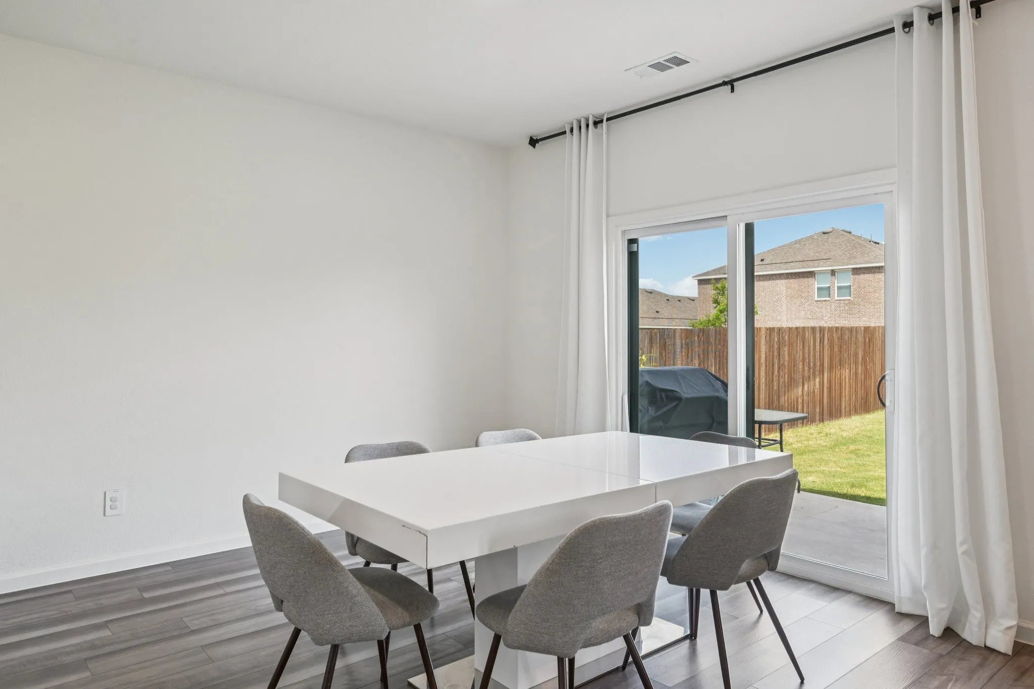 Single Family Residence For Rent in Collin County , 770 Yorkshire Drive, Lavon, Texas 75166, 4 Bedroom, 3 Bathroom, 2 Garage spaces, 2,542 Sqft, built in 2022, mls#21323635, Real Estate Agent in Lavon, Homes For Rent in Collin county, Homes For Rent in Lavon, Realtor in Lavon Texas, Real Estate Brokerage Independent Realty Texas, Luminita Cordes Realtor