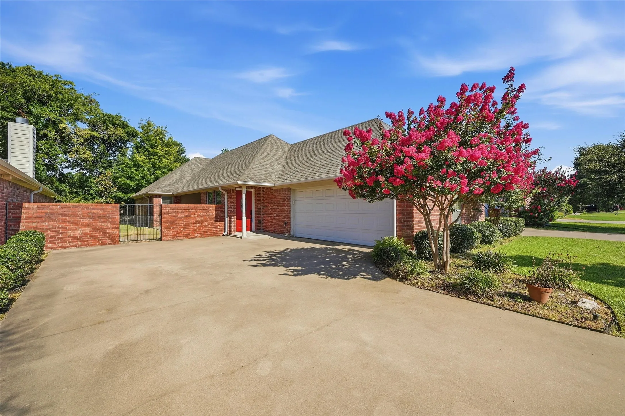 Single Family Residence For Sale in Grayson County , 2704 Rex Cruse Drive, Sherman, Texas 75092, 3 Bedroom, 2 Bathroom, 2 Garage spaces, 1,622 Sqft, built in 2008, mls#21317320, Real Estate Agent in Sherman, Homes For Sale in Grayson county, Homes For Sale in Sherman, Realtor in Sherman Texas, Real Estate Brokerage Independent Realty Texas, Luminita Cordes Realtor