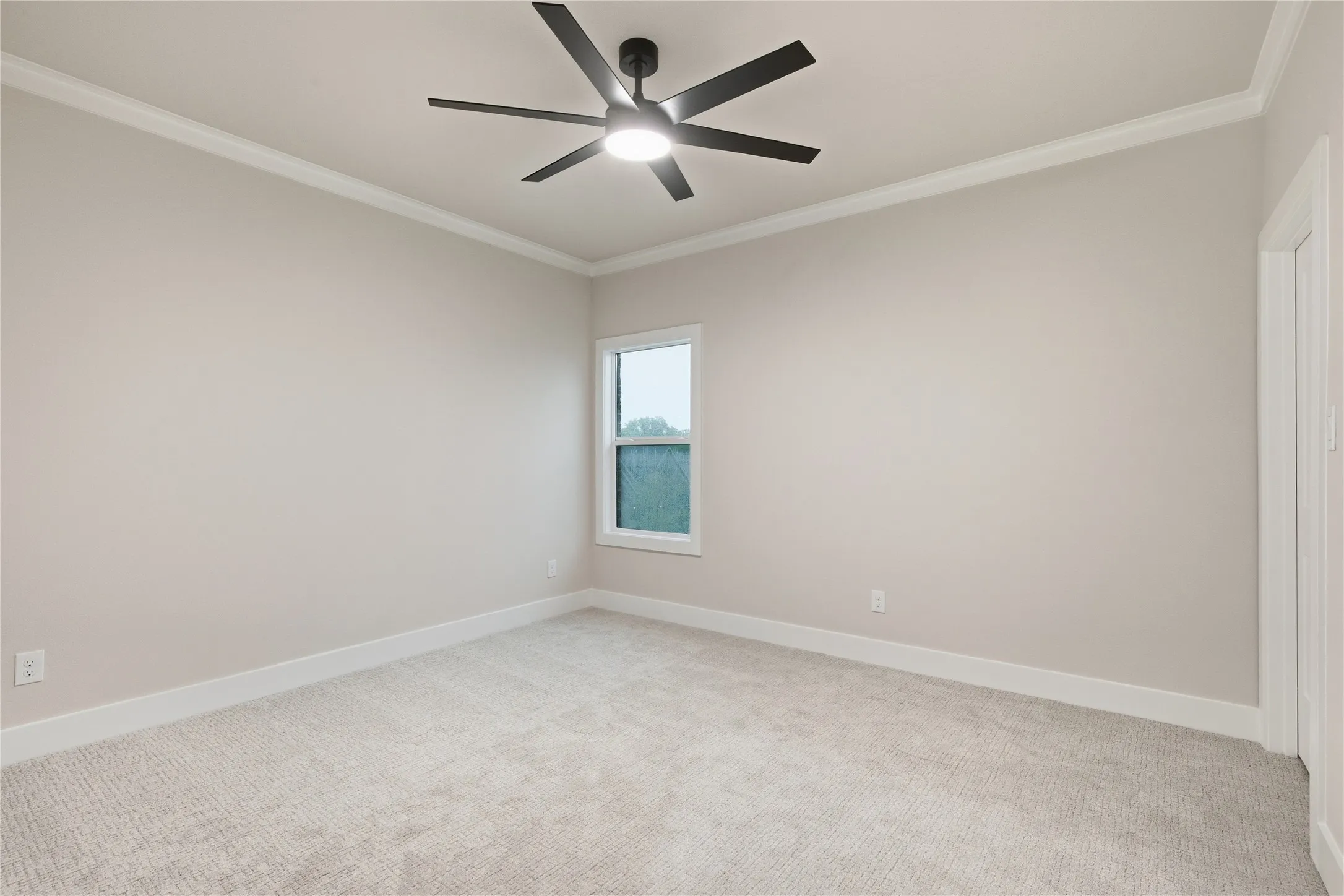 Recessed lighting, ceiling fan with black blades, single window with white trim, light-toned carpet, and crown molding
