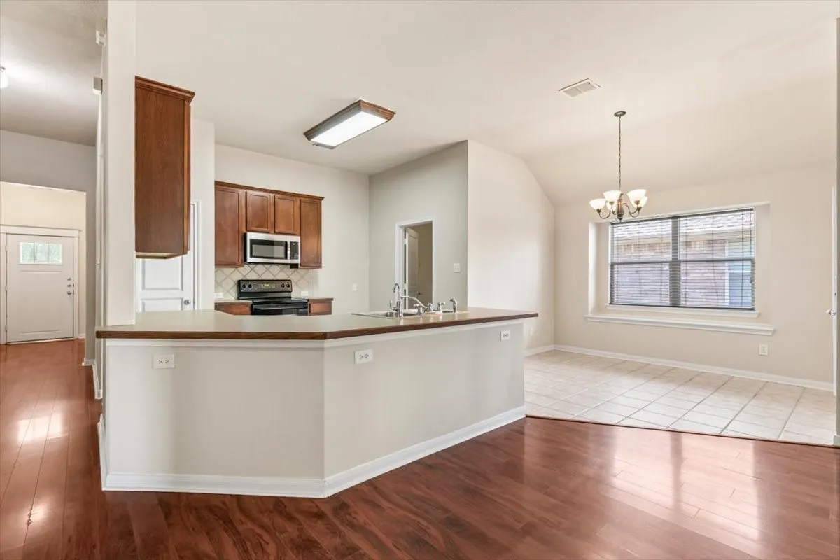 Single Family Residence For Rent in Denton County , 2733 Sunlight Drive, Little Elm, Texas 75068, 3 Bedroom, 2 Bathroom, 2 Garage spaces, 1,544 Sqft, built in 2004, mls#21324038, Real Estate Agent in Little Elm, Homes For Rent in Denton county, Homes For Rent in Little Elm, Realtor in Little Elm Texas, Real Estate Brokerage Independent Realty Texas, Luminita Cordes Realtor