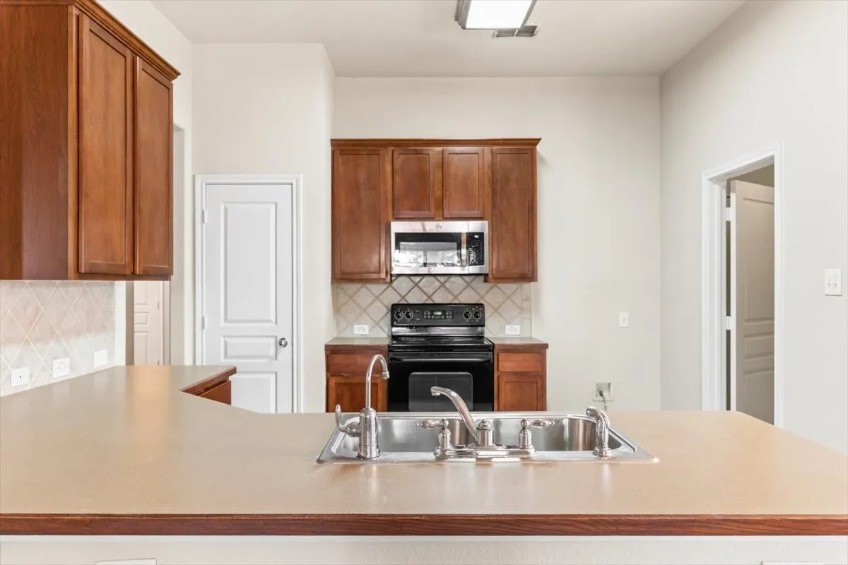 Single Family Residence For Rent in Denton County , 2733 Sunlight Drive, Little Elm, Texas 75068, 3 Bedroom, 2 Bathroom, 2 Garage spaces, 1,544 Sqft, built in 2004, mls#21324038, Real Estate Agent in Little Elm, Homes For Rent in Denton county, Homes For Rent in Little Elm, Realtor in Little Elm Texas, Real Estate Brokerage Independent Realty Texas, Luminita Cordes Realtor
