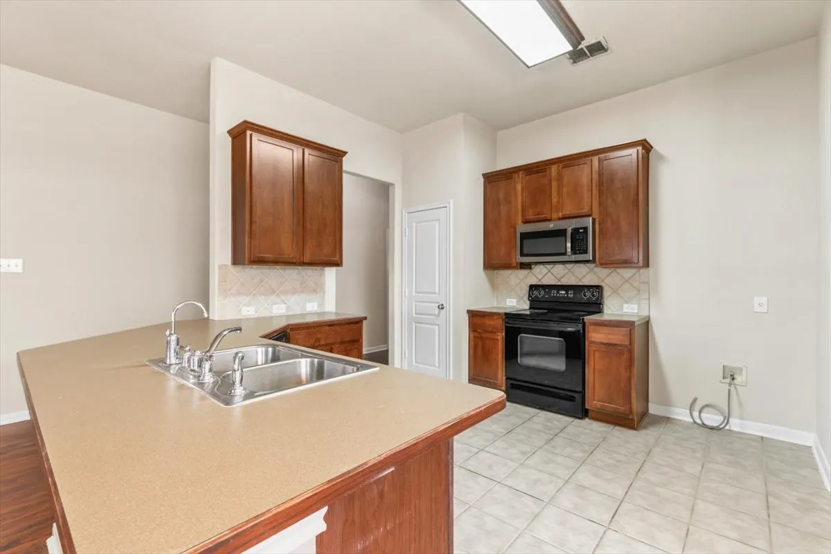 Single Family Residence For Rent in Denton County , 2733 Sunlight Drive, Little Elm, Texas 75068, 3 Bedroom, 2 Bathroom, 2 Garage spaces, 1,544 Sqft, built in 2004, mls#21324038, Real Estate Agent in Little Elm, Homes For Rent in Denton county, Homes For Rent in Little Elm, Realtor in Little Elm Texas, Real Estate Brokerage Independent Realty Texas, Luminita Cordes Realtor