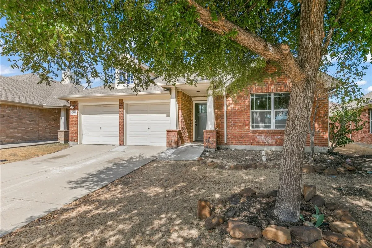 Single Family Residence For Rent in Denton County , 2733 Sunlight Drive, Little Elm, Texas 75068, 3 Bedroom, 2 Bathroom, 2 Garage spaces, 1,544 Sqft, built in 2004, mls#21324038, Real Estate Agent in Little Elm, Homes For Rent in Denton county, Homes For Rent in Little Elm, Realtor in Little Elm Texas, Real Estate Brokerage Independent Realty Texas, Luminita Cordes Realtor
