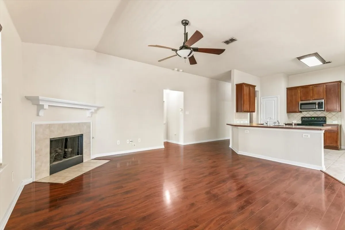 Single Family Residence For Rent in Denton County , 2733 Sunlight Drive, Little Elm, Texas 75068, 3 Bedroom, 2 Bathroom, 2 Garage spaces, 1,544 Sqft, built in 2004, mls#21324038, Real Estate Agent in Little Elm, Homes For Rent in Denton county, Homes For Rent in Little Elm, Realtor in Little Elm Texas, Real Estate Brokerage Independent Realty Texas, Luminita Cordes Realtor
