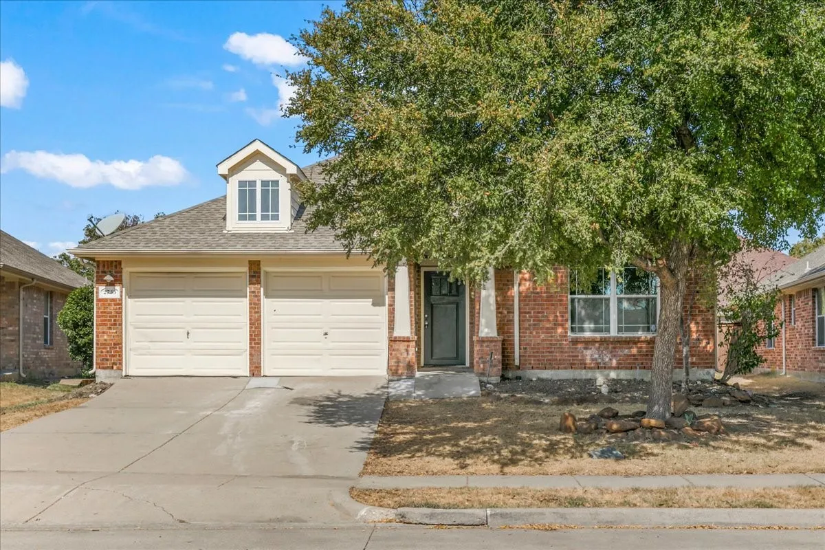 Single Family Residence For Rent in Denton County , 2733 Sunlight Drive, Little Elm, Texas 75068, 3 Bedroom, 2 Bathroom, 2 Garage spaces, 1,544 Sqft, built in 2004, mls#21324038, Real Estate Agent in Little Elm, Homes For Rent in Denton county, Homes For Rent in Little Elm, Realtor in Little Elm Texas, Real Estate Brokerage Independent Realty Texas, Luminita Cordes Realtor