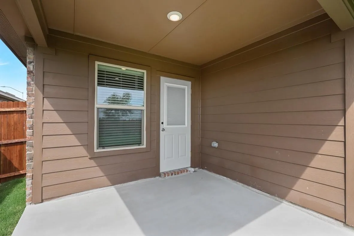 Covered patio featuring a concrete slab and overhead lighting