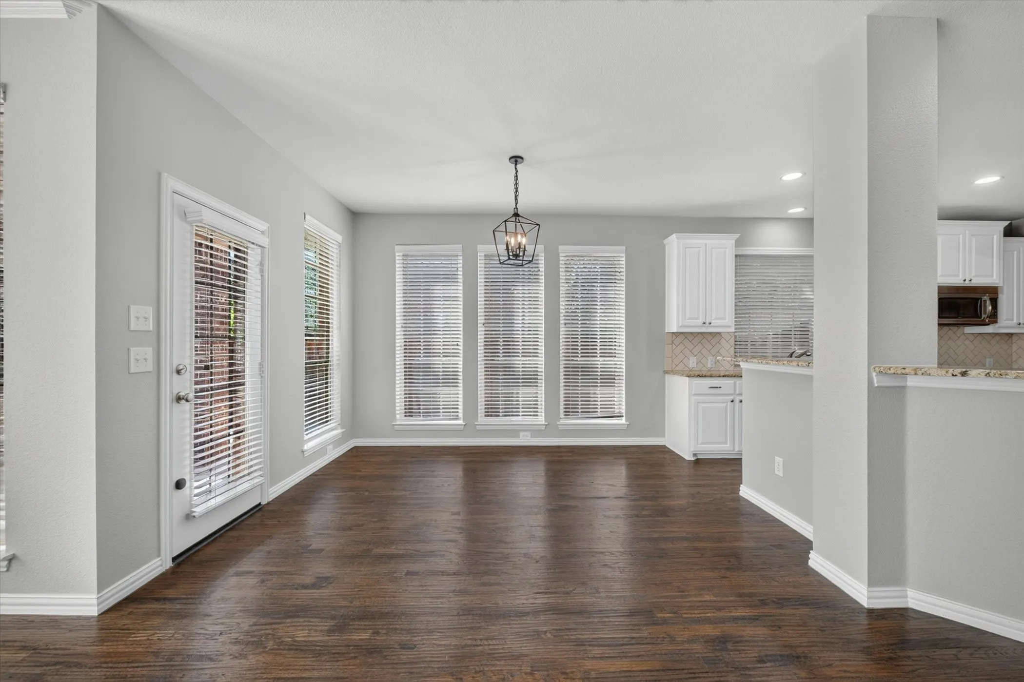 Single Family Residence For Sale in Denton County , 8417 Bayberry Avenue, Lantana, Texas 76226, 4 Bedroom, 4 Bathroom, 2 Garage spaces, 3,450 Sqft, built in 2010, mls#21322729, Real Estate Agent in Lantana, Homes For Sale in Denton county, Homes For Sale in Lantana, Realtor in Lantana Texas, Real Estate Brokerage Independent Realty Texas, Luminita Cordes Realtor