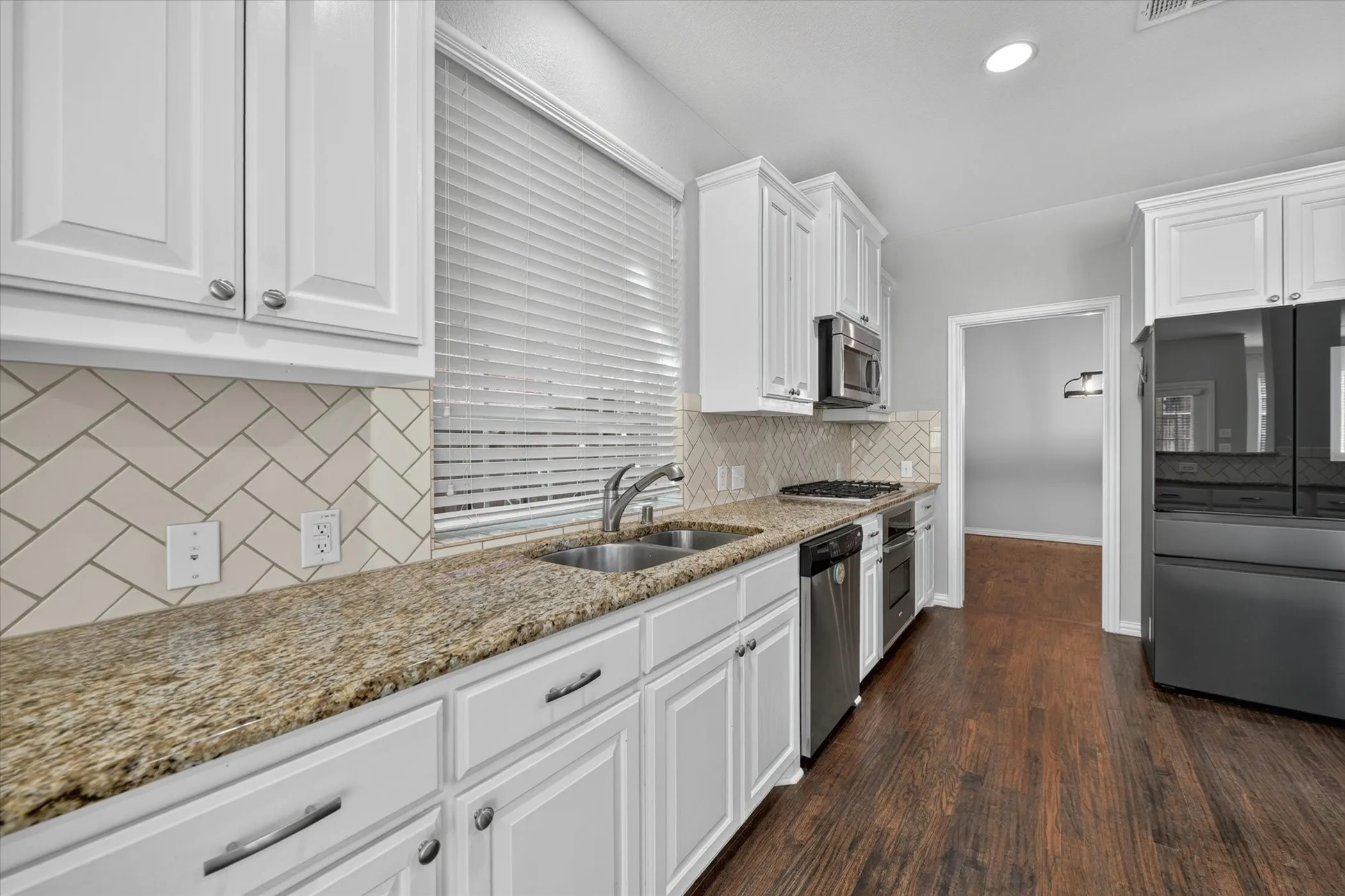 Single Family Residence For Sale in Denton County , 8417 Bayberry Avenue, Lantana, Texas 76226, 4 Bedroom, 4 Bathroom, 2 Garage spaces, 3,450 Sqft, built in 2010, mls#21322729, Real Estate Agent in Lantana, Homes For Sale in Denton county, Homes For Sale in Lantana, Realtor in Lantana Texas, Real Estate Brokerage Independent Realty Texas, Luminita Cordes Realtor
