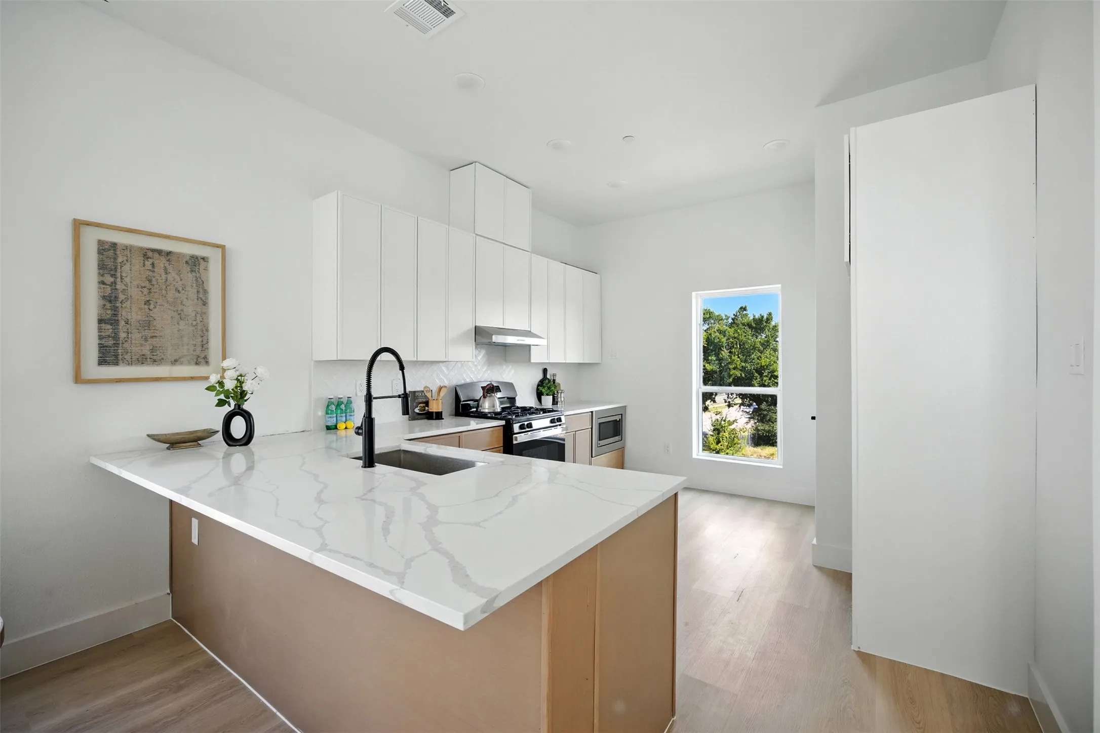 Townhouse For Rent in Dallas County , 312 N Lancaster Avenue 12, Dallas, Texas 75203, 3 Bedroom, 4 Bathroom, 2 Garage spaces, 1,941 Sqft, built in 2025, mls#21324068, Real Estate Agent in Dallas, Homes For Rent in Dallas county, Homes For Rent in Dallas, Realtor in Dallas Texas, Real Estate Brokerage Independent Realty Texas, Luminita Cordes Realtor