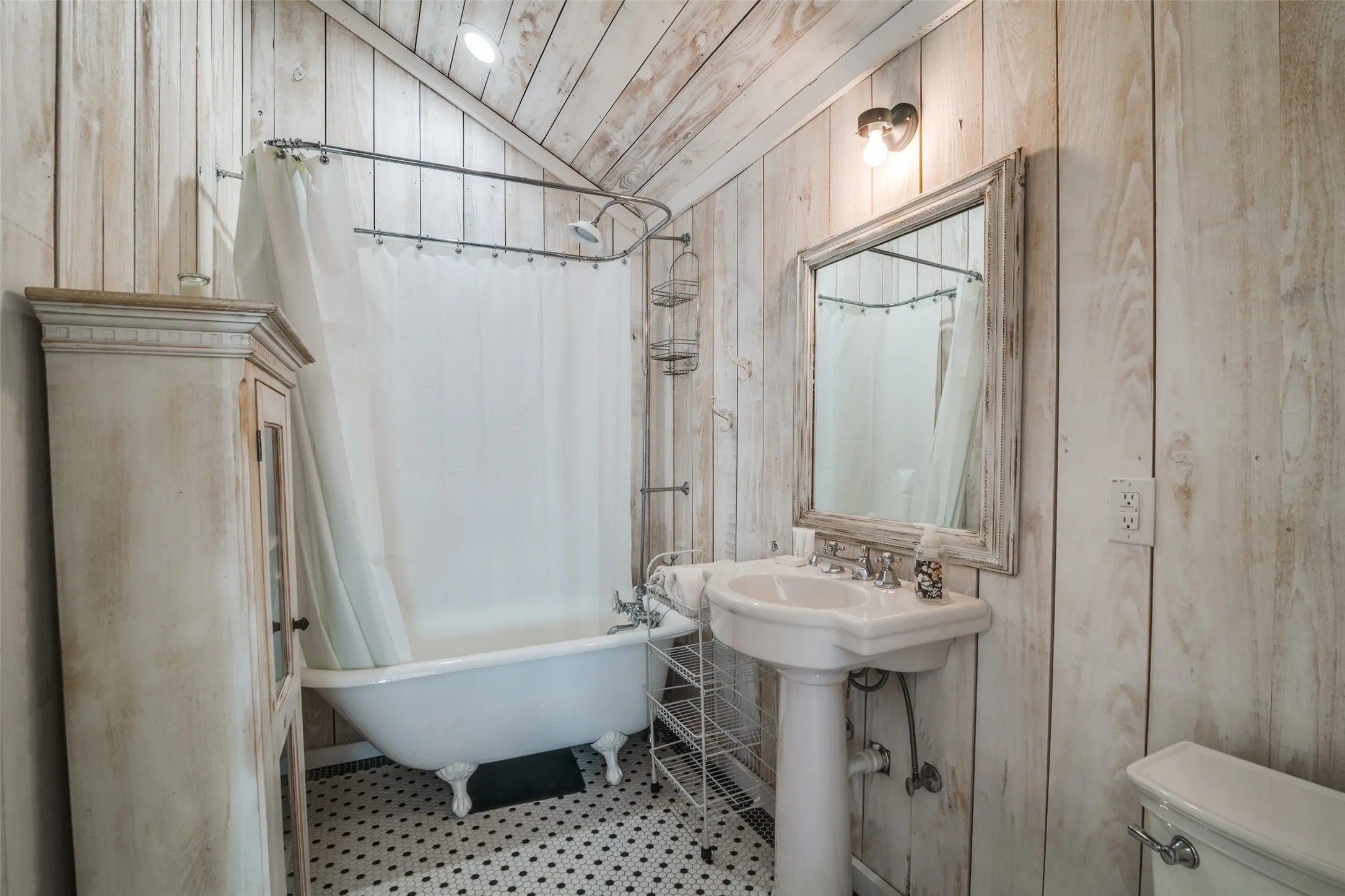 Single Family Residence For Sale in Hunt County , 7968 County Road 2412, Quinlan, Texas 75474, 4 Bedroom, 3 Bathroom, 2 Garage spaces, 4,289 Sqft, built in 2018, mls#21324073, Real Estate Agent in Quinlan, Homes For Sale in Hunt county, Homes For Sale in Quinlan, Realtor in Quinlan Texas, Real Estate Brokerage Independent Realty Texas, Luminita Cordes Realtor