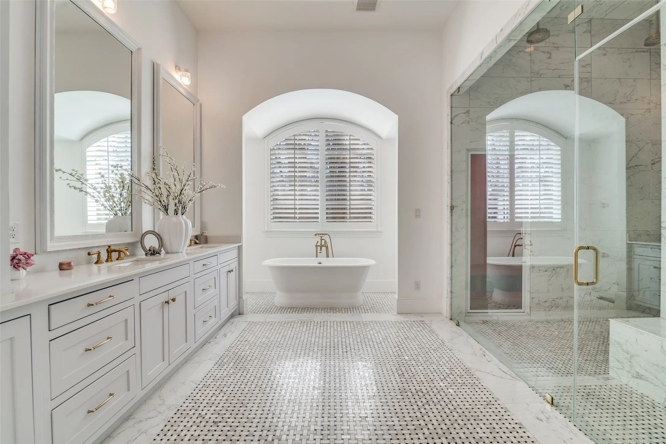 Single Family Residence For Sale in Hunt County , 7968 County Road 2412, Quinlan, Texas 75474, 4 Bedroom, 3 Bathroom, 2 Garage spaces, 4,289 Sqft, built in 2018, mls#21324073, Real Estate Agent in Quinlan, Homes For Sale in Hunt county, Homes For Sale in Quinlan, Realtor in Quinlan Texas, Real Estate Brokerage Independent Realty Texas, Luminita Cordes Realtor