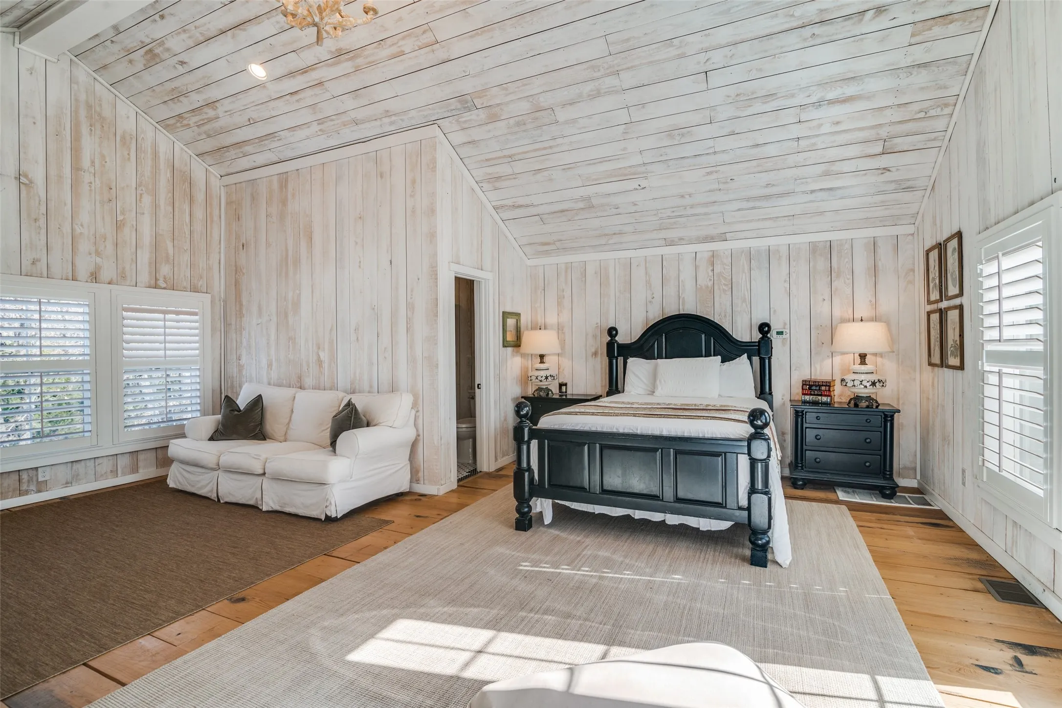 Single Family Residence For Sale in Hunt County , 7968 County Road 2412, Quinlan, Texas 75474, 4 Bedroom, 3 Bathroom, 2 Garage spaces, 4,289 Sqft, built in 2018, mls#21324073, Real Estate Agent in Quinlan, Homes For Sale in Hunt county, Homes For Sale in Quinlan, Realtor in Quinlan Texas, Real Estate Brokerage Independent Realty Texas, Luminita Cordes Realtor