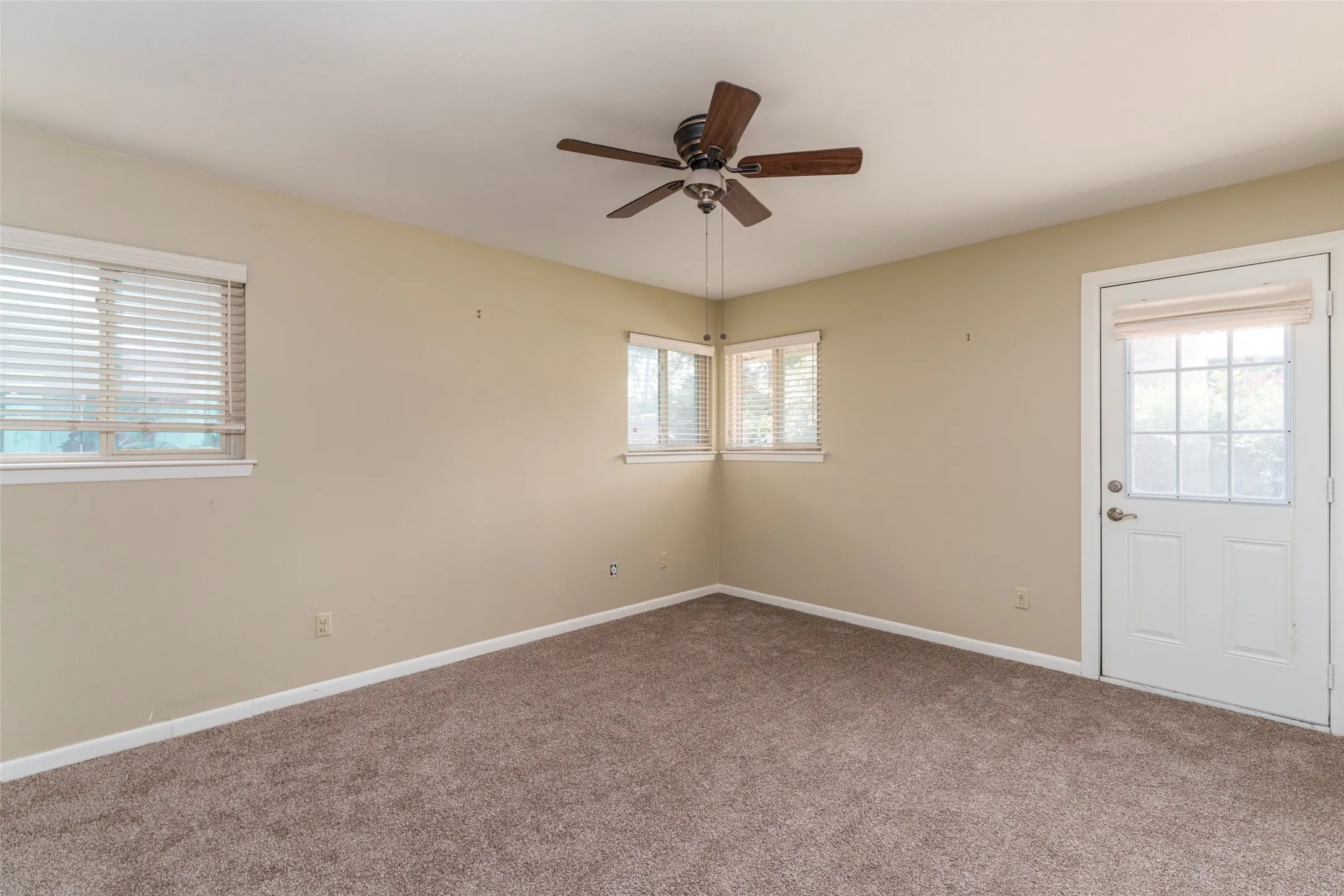 Single Family Residence For Sale in Tarrant County , 1608 Freeman Court, Arlington, Texas 76013, 3 Bedroom, 3 Bathroom, 2 Garage spaces, 2,401 Sqft, built in 1962, mls#21323628, Real Estate Agent in Arlington, Homes For Sale in Tarrant county, Homes For Sale in Arlington, Realtor in Arlington Texas, Real Estate Brokerage Independent Realty Texas, Luminita Cordes Realtor
