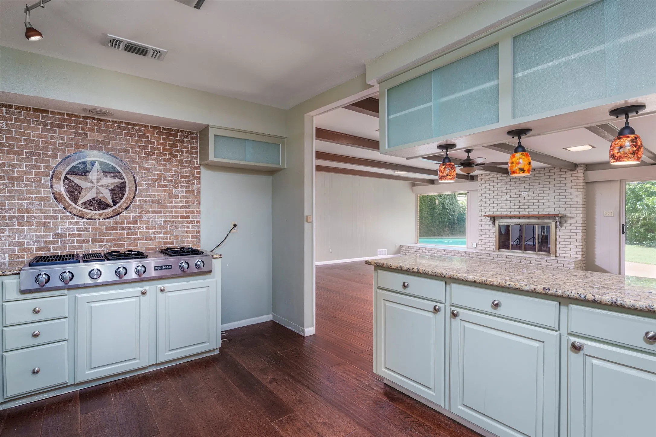 Single Family Residence For Sale in Tarrant County , 1608 Freeman Court, Arlington, Texas 76013, 3 Bedroom, 3 Bathroom, 2 Garage spaces, 2,401 Sqft, built in 1962, mls#21323628, Real Estate Agent in Arlington, Homes For Sale in Tarrant county, Homes For Sale in Arlington, Realtor in Arlington Texas, Real Estate Brokerage Independent Realty Texas, Luminita Cordes Realtor